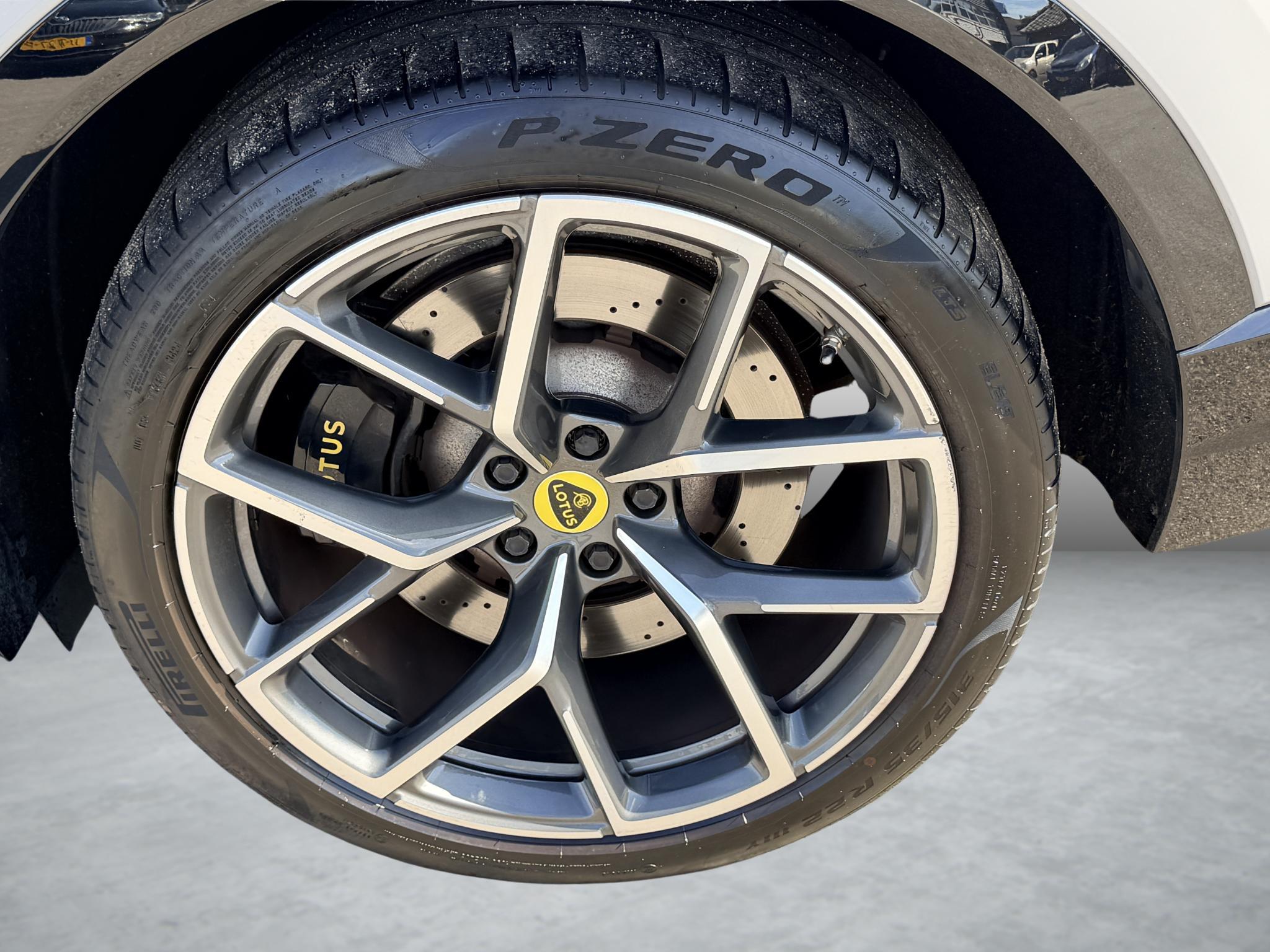 Foto van Lotus Eletre