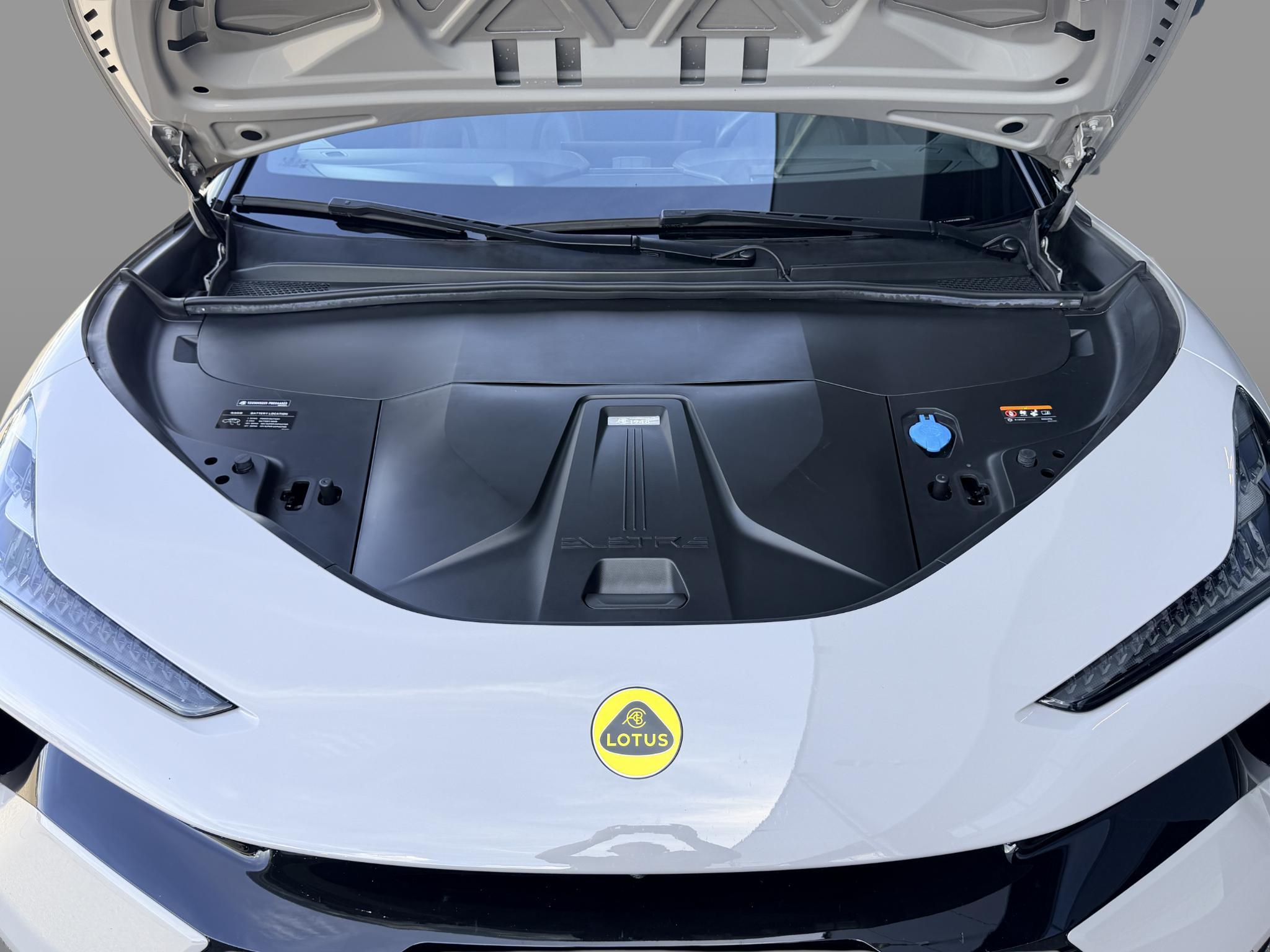 Foto van Lotus Eletre