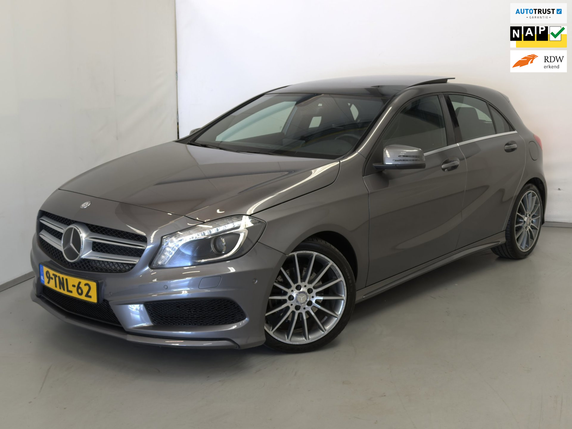 Mercedes-Benz A 180 180 / AMG / Pano / NL-auto / Navi 2014 - voorkant