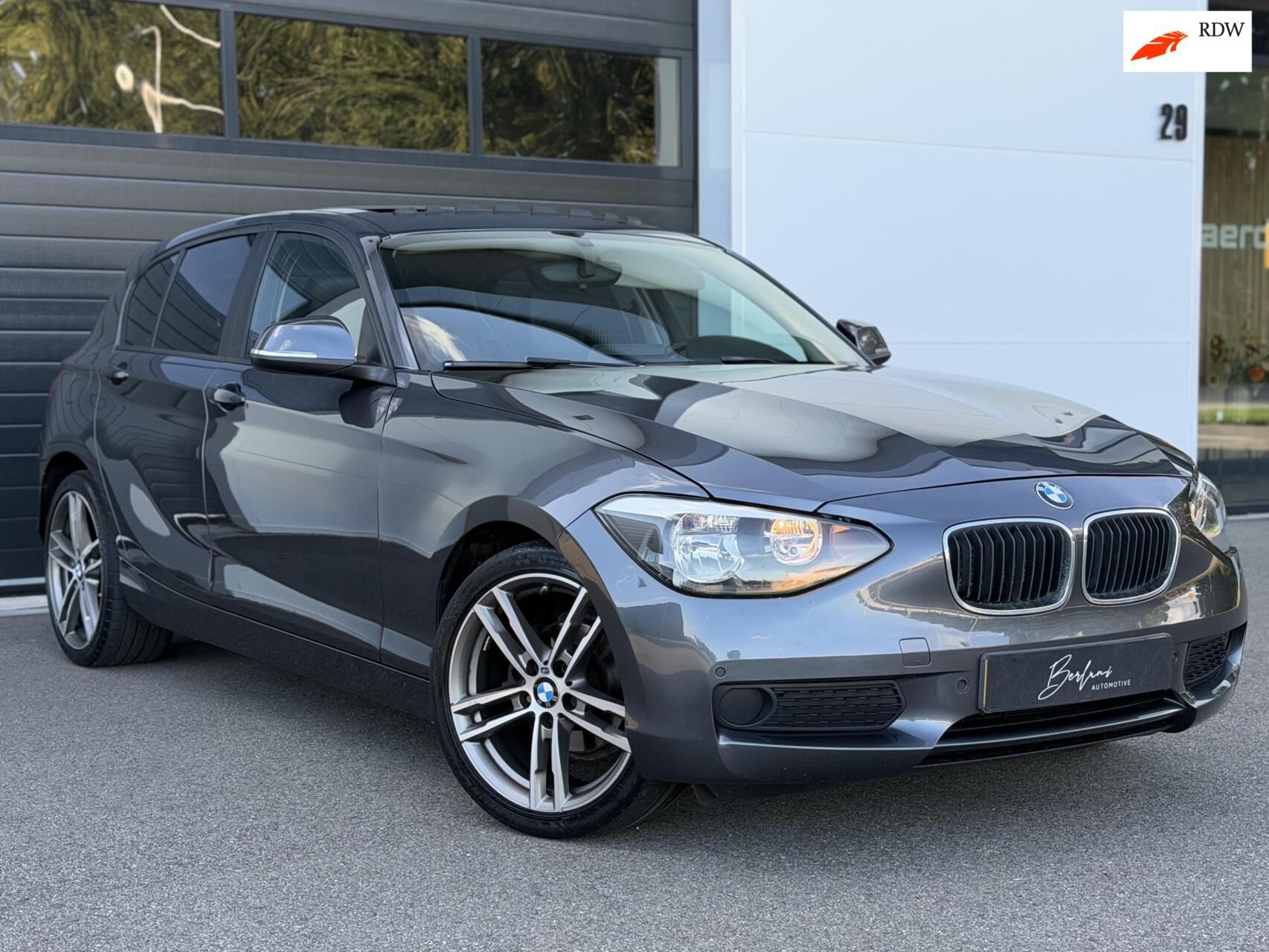 BMW 116i 116i Upgrade Edition Automaat|Panodak|Leder|LM 2012 - voorkant