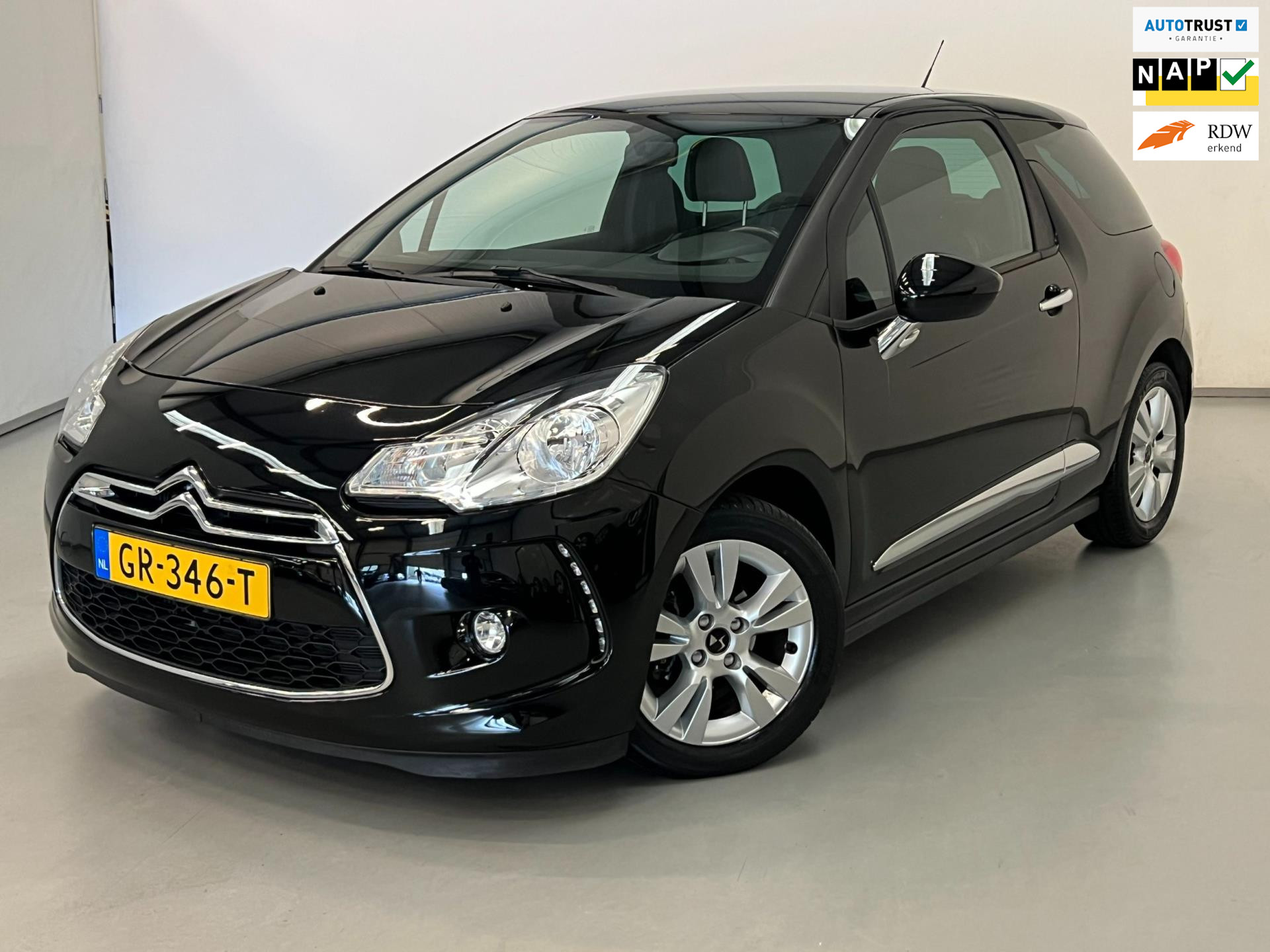 DS DS 3 1.2 PureTech So Chic / Aut / NL-auto / Nieuwe Riem 2015 - voorkant