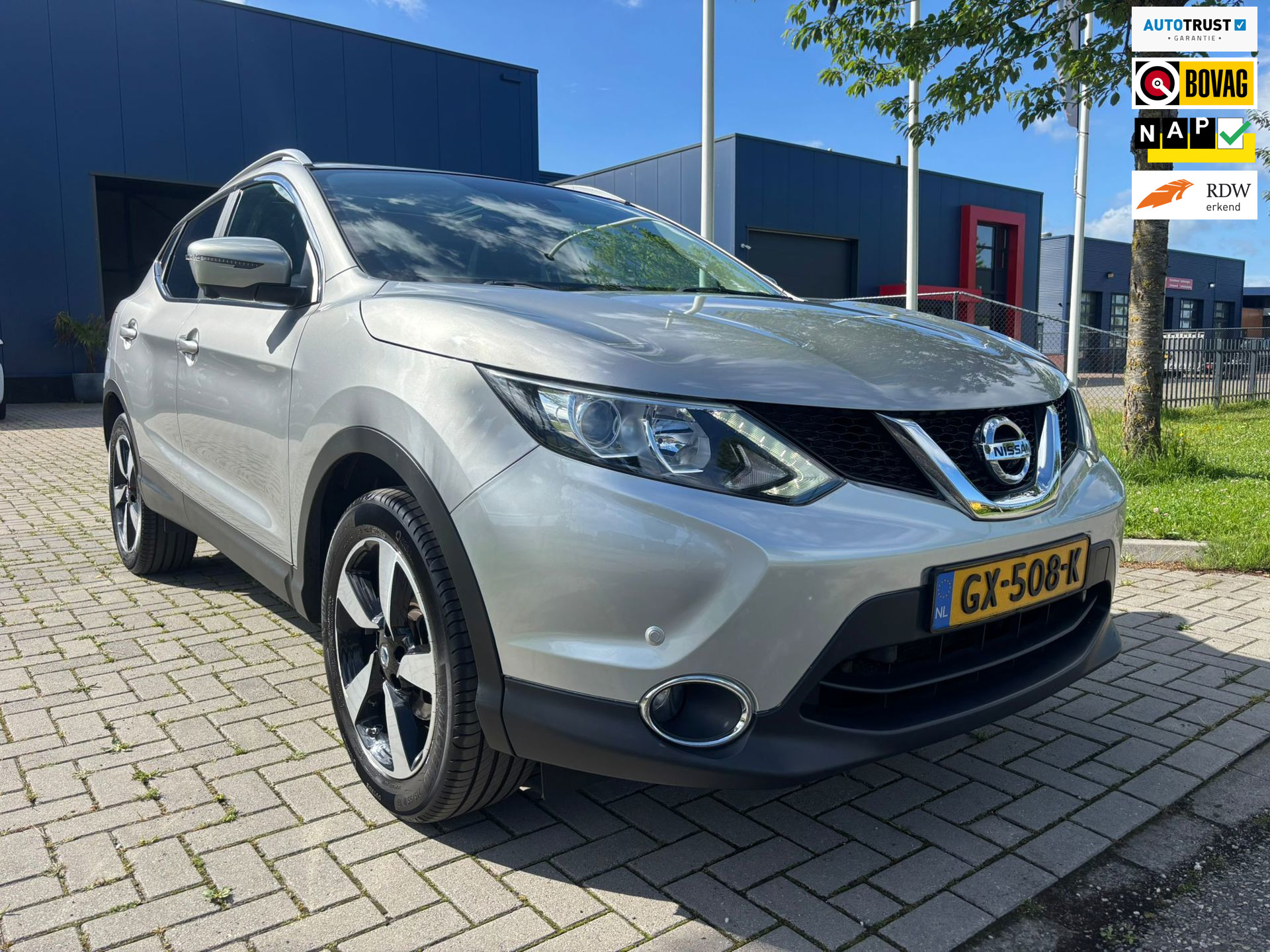 Nissan Nissan Qashqai 1.2 Connect Edition / NAP! / CAMERA / PANO / CRUISE / NAVI / CLIMATE 2015 - voorkant