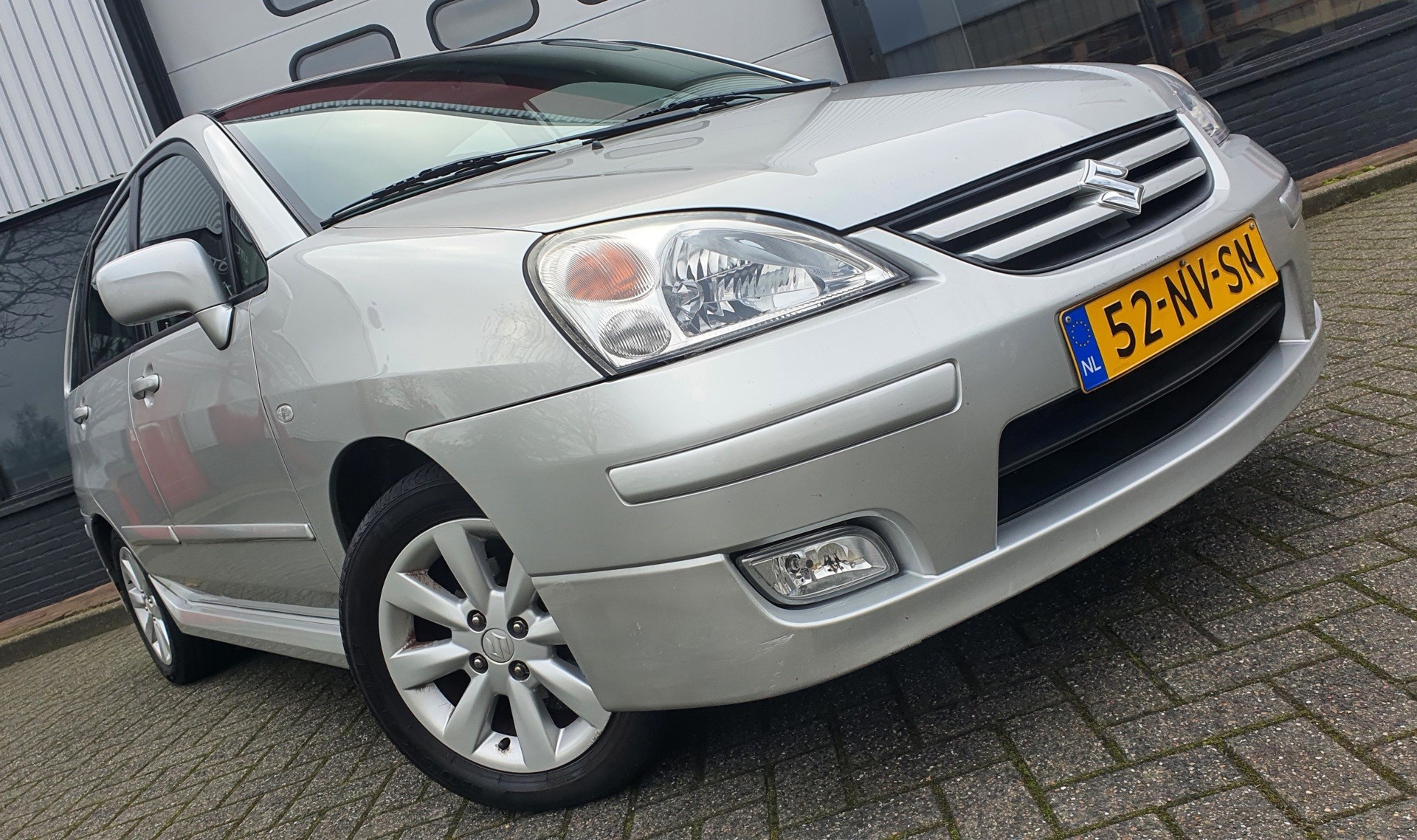 Foto van Suzuki Liana