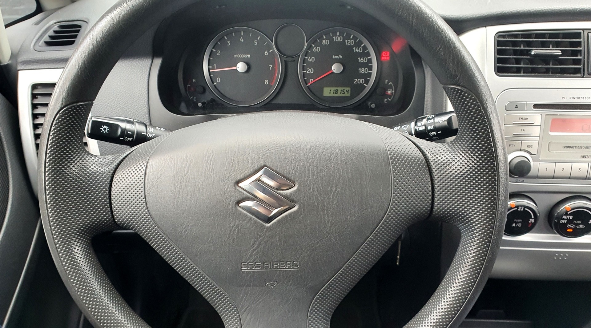 Foto van Suzuki Liana