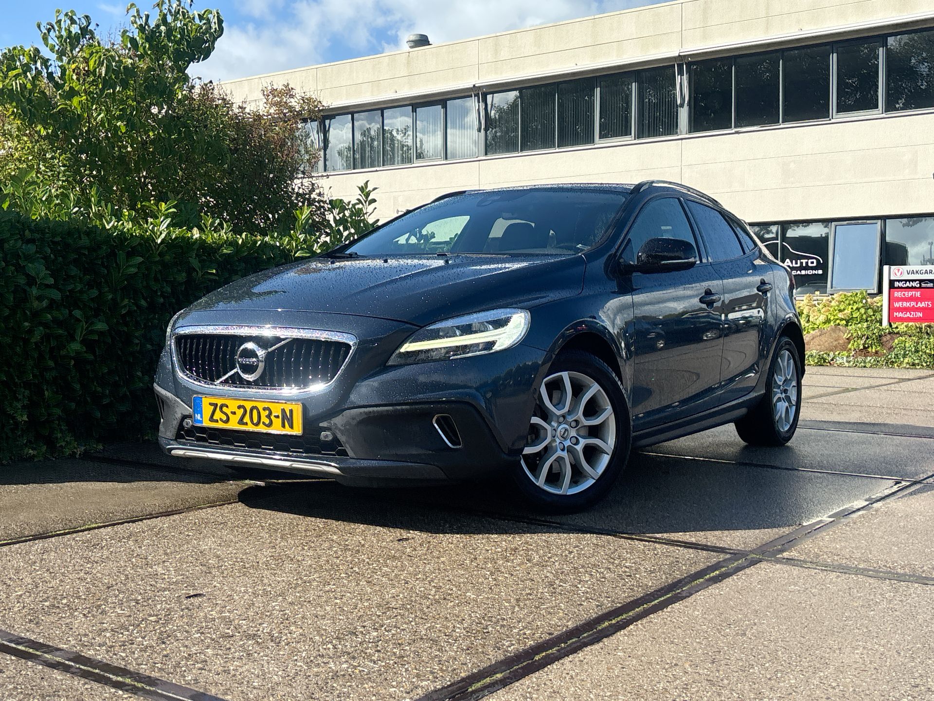 Volvo V40 Cross Country 1.5 T3 Polar+ Luxury 2019 - voorkant