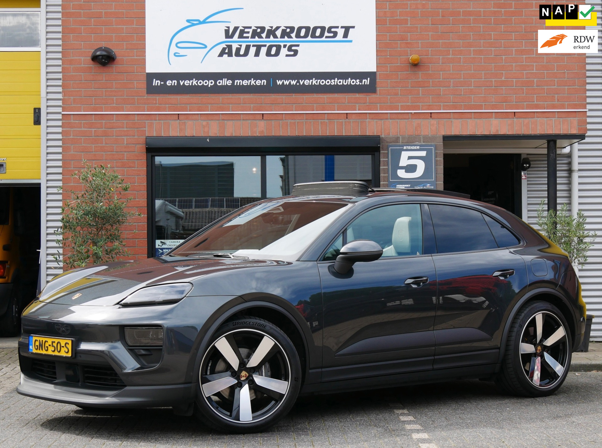 Porsche Macan 4 4 100 kWh pano. adaptief onderstel. trekhaak. bose 2024 - voorkant