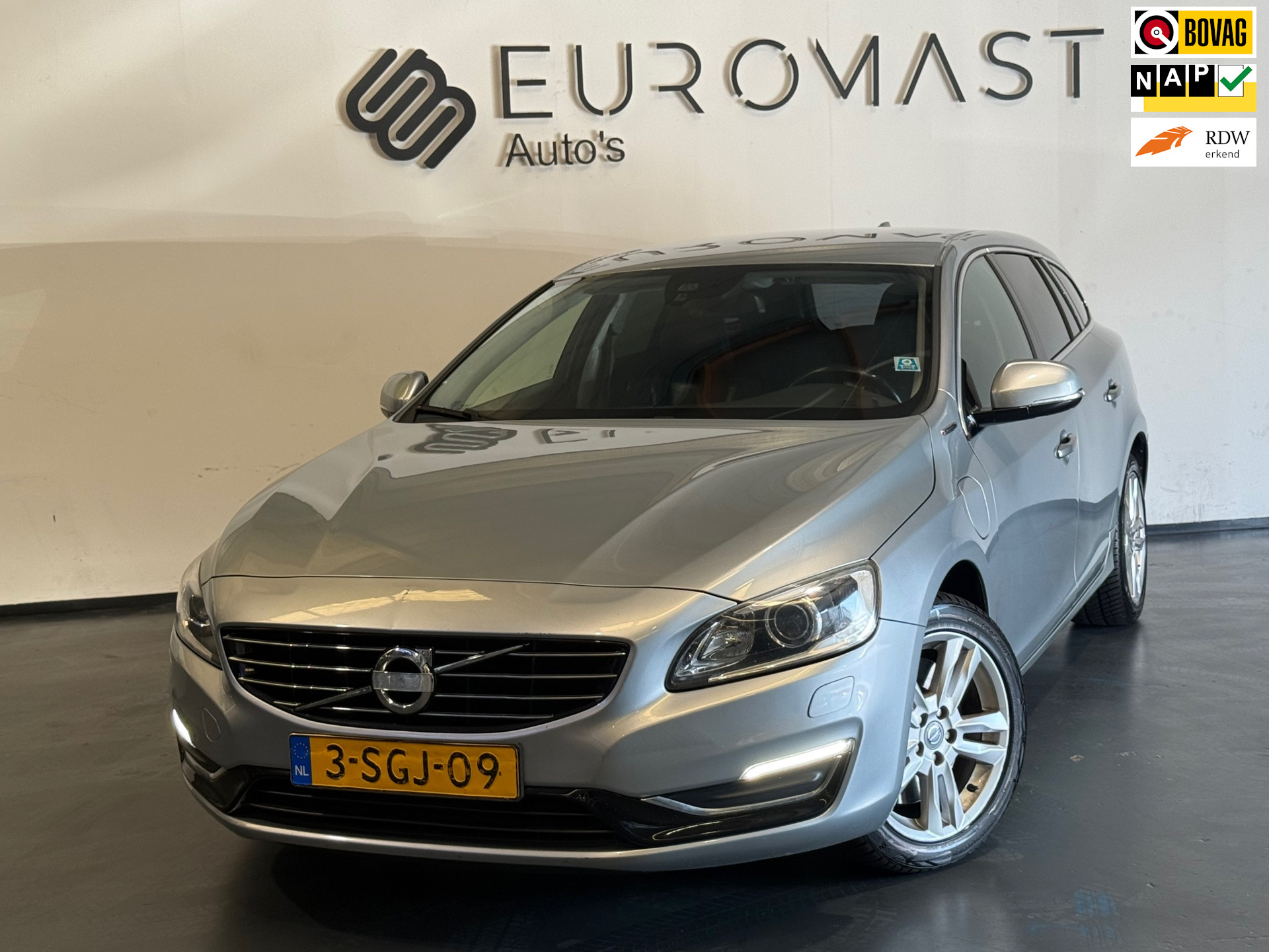 Volvo V60 Plug In Hybrid 2.4 D6 AWD Plug-In Hybrid Summum Automaat Navi Cruise Trekhaak Nieuwe Apk 2013 - voorkant