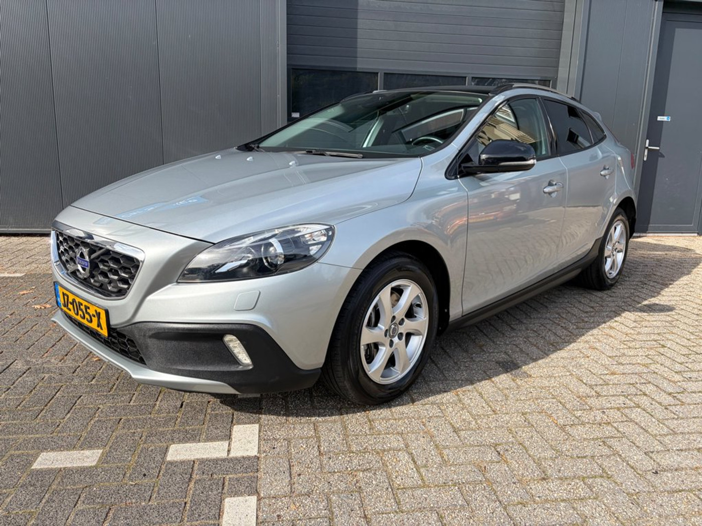 Volvo V40 Cross Country 1.5 T3 Momentum, Pano, Navi, PDC, Cruise, 2016 - voorkant