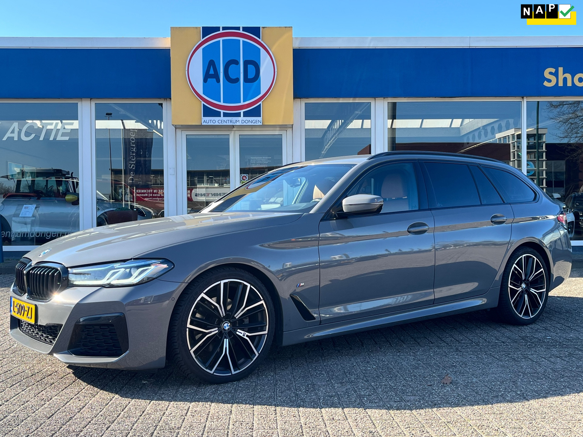 BMW 5-serie Touring 520i Business Edition Plus | M-Sport | Orig. NL | M-Pakket | Laser verlichting | 2021 - voorkant