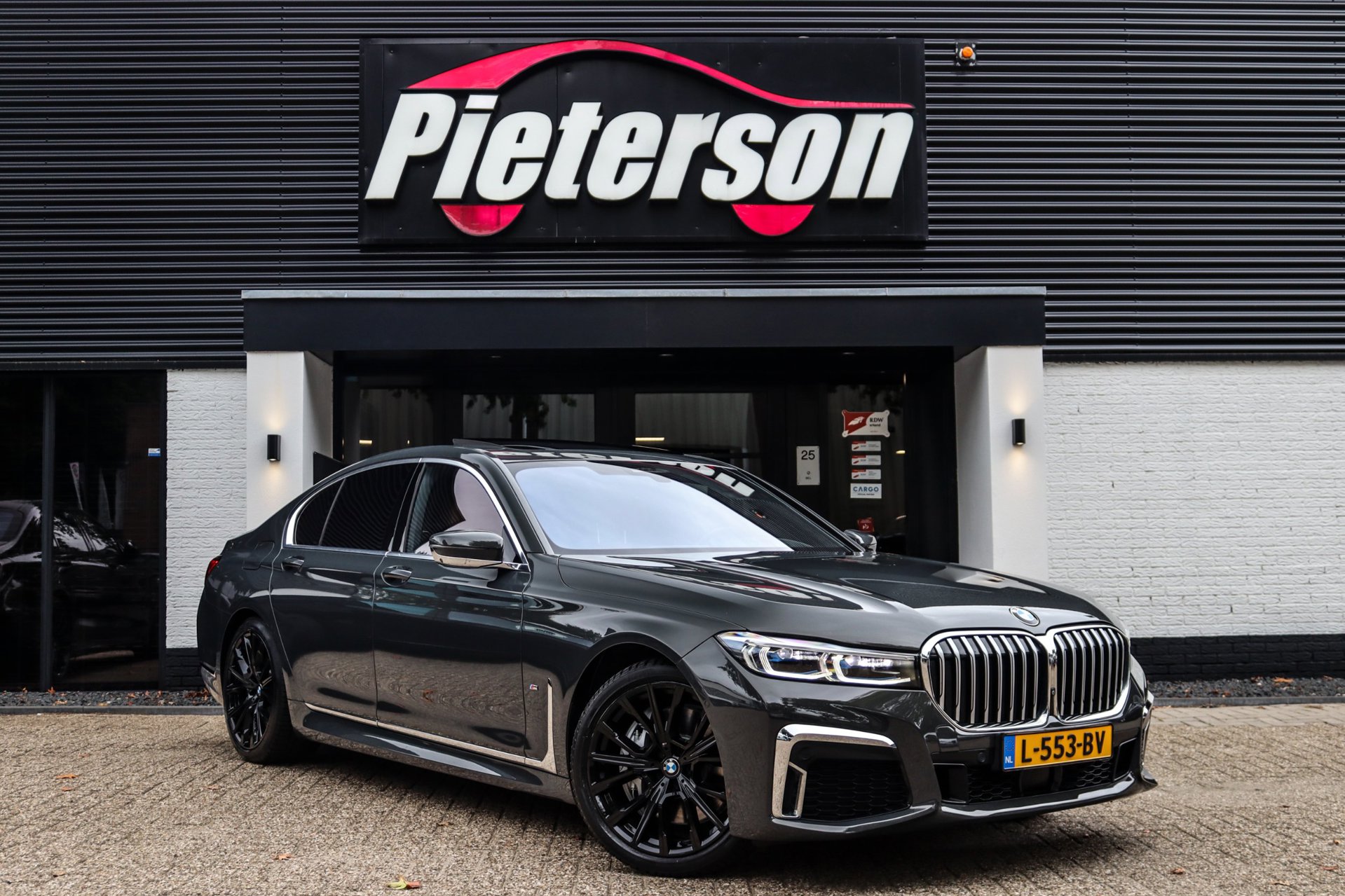 BMW 745e 745e M-Pakket BTW! PANO NAP HUD H&K LASER ACC 2021 - voorkant