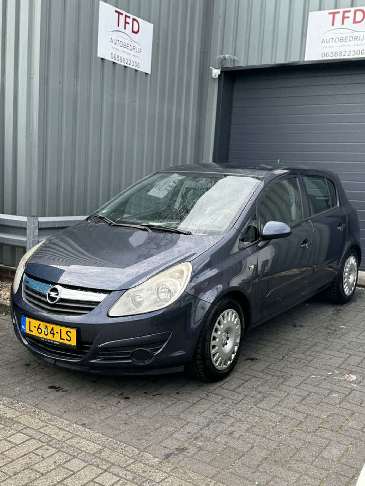 Opel Corsa 1.2-16V Essentia 2008 - voorkant