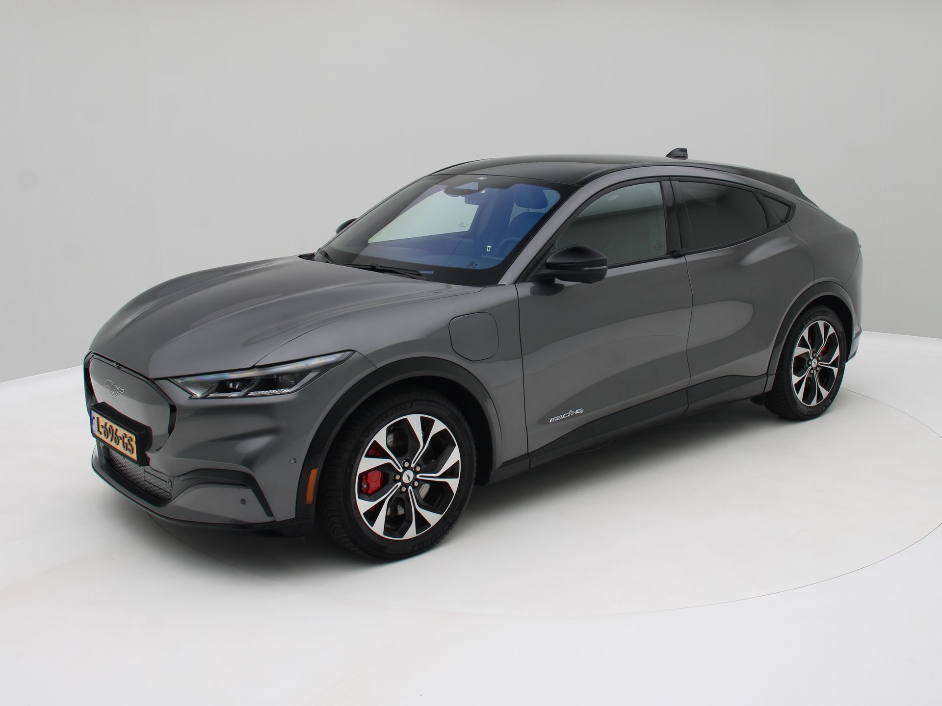 Ford Mustang Mach-e AWD 75 kWh Panorama /Leder/ 360 Camera SOH 93,5 % 2021 - voorkant