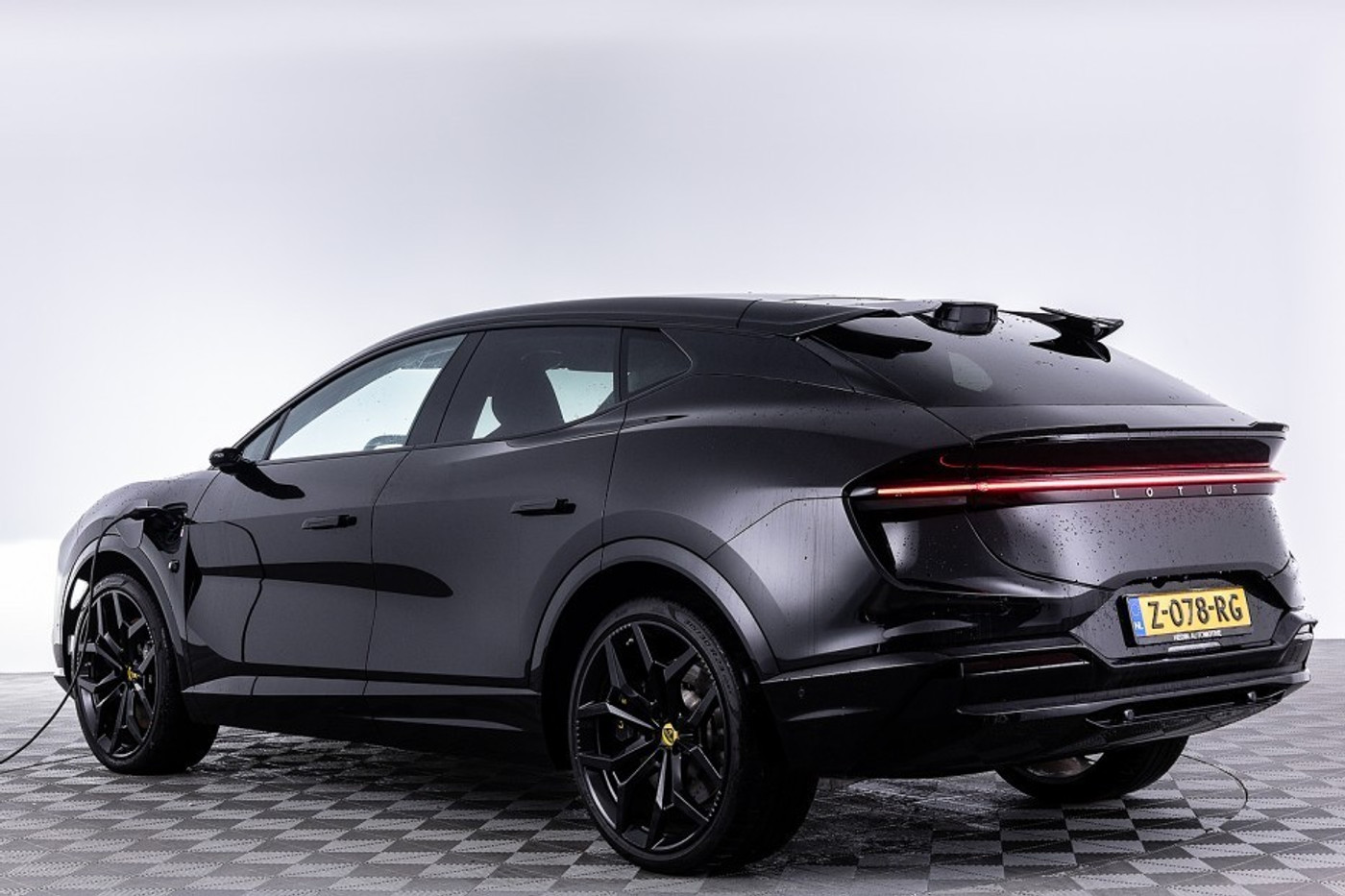 Foto van Lotus Eletre