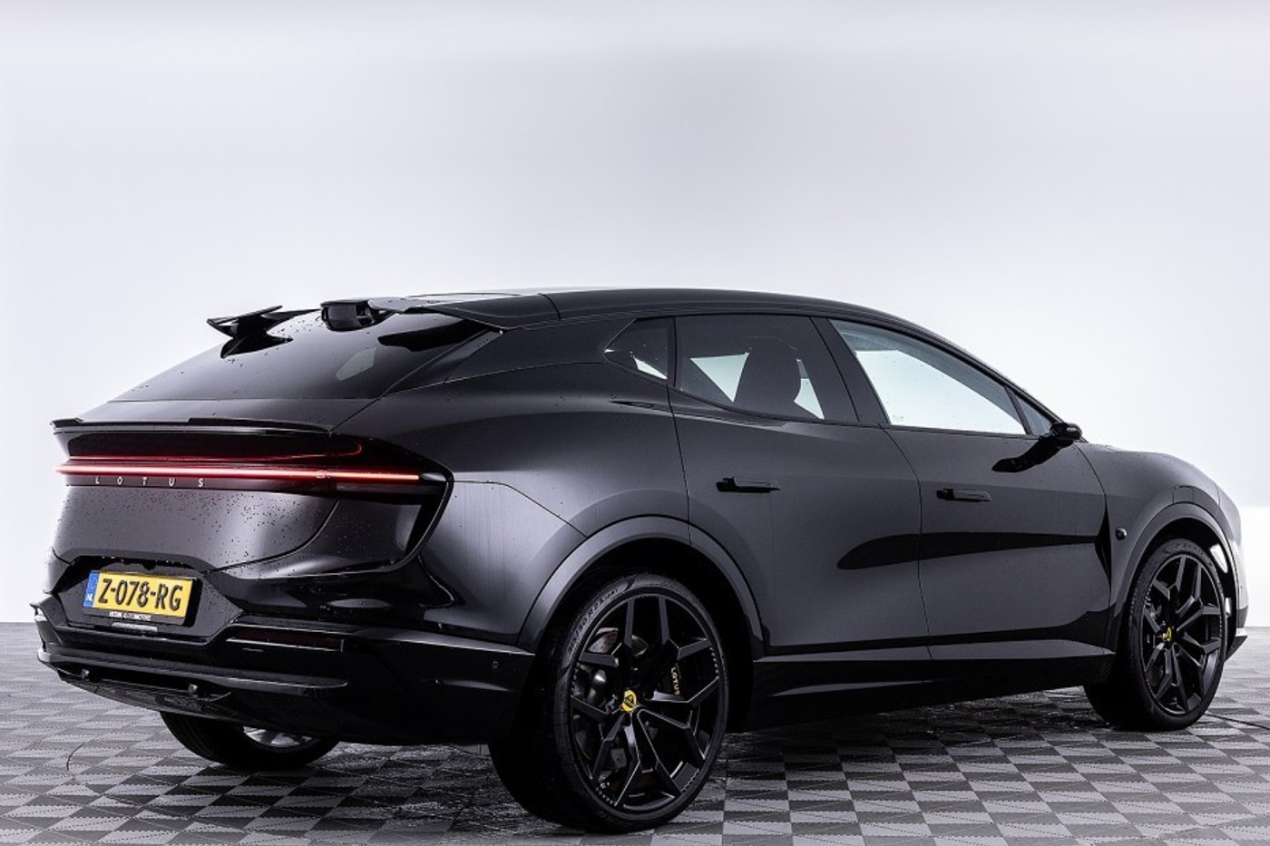 Foto van Lotus Eletre