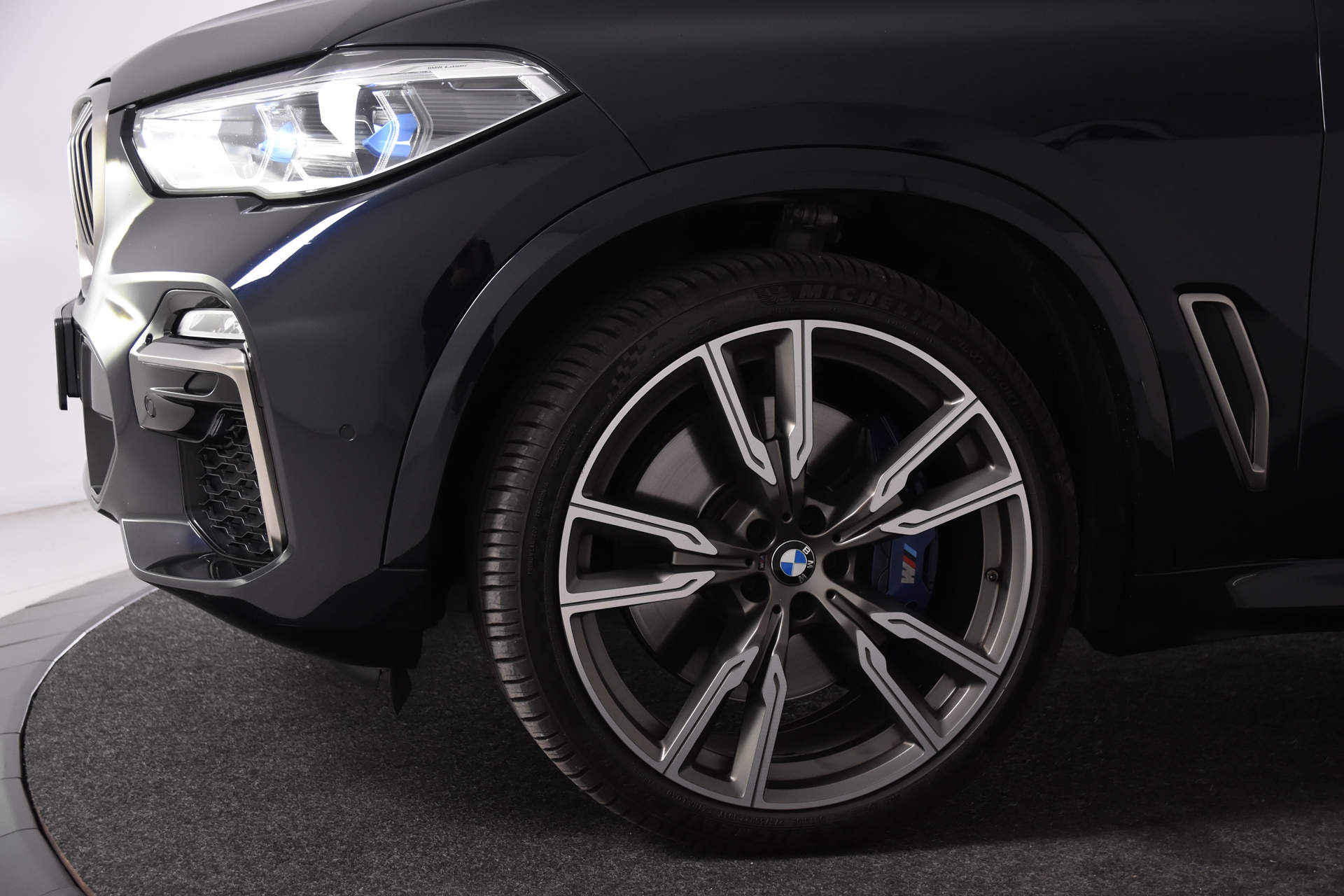 Foto van BMW X5 M50i