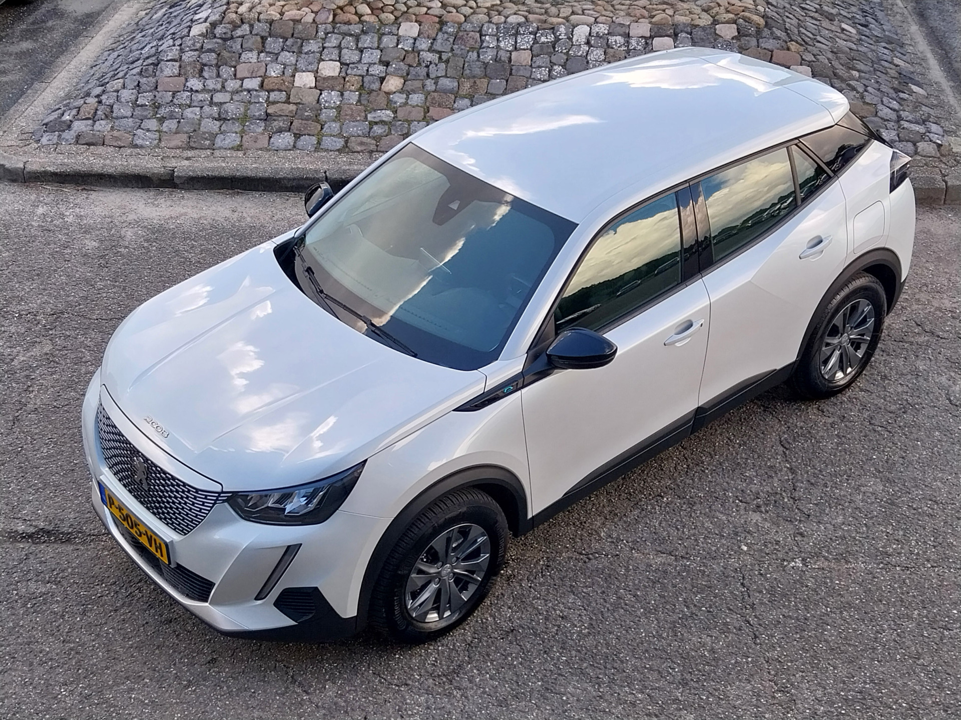 Foto van Peugeot E-2008