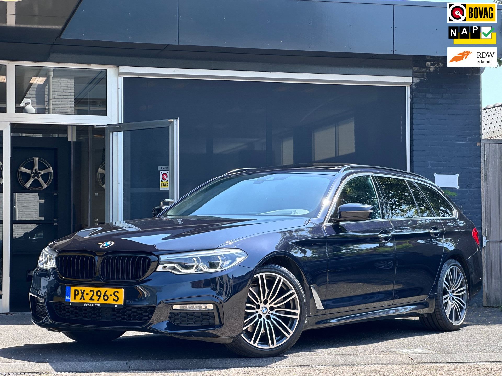 BMW 520i 520i High Executive M-SPORT / PANO / MEMORY / TREKHAAK 2017 - voorkant