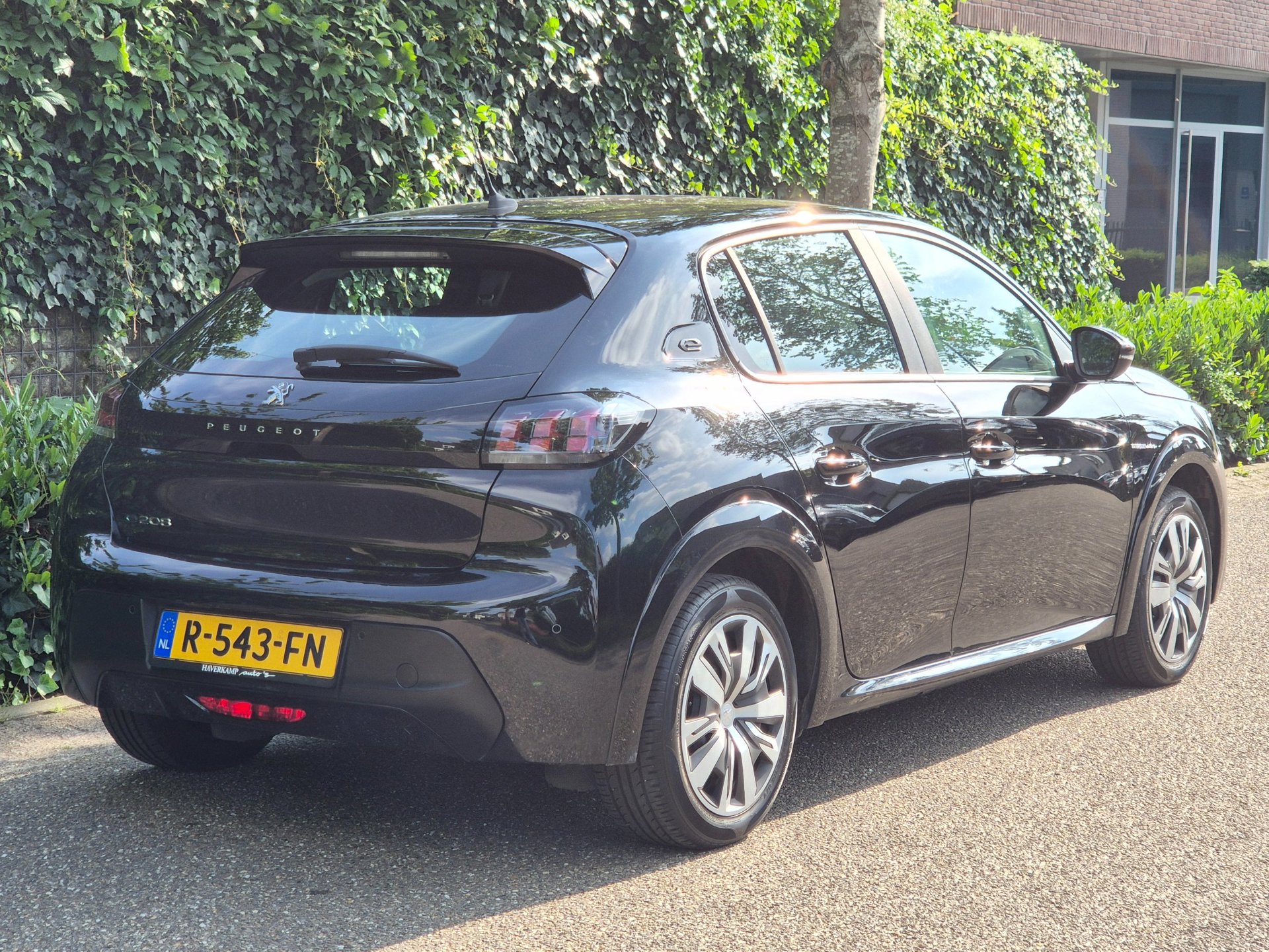 Foto van Peugeot E-208