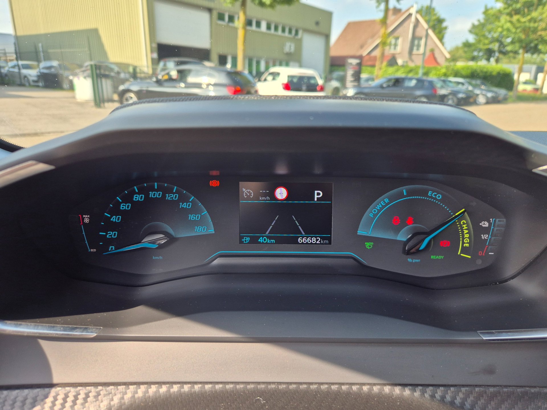 Foto van Peugeot E-208
