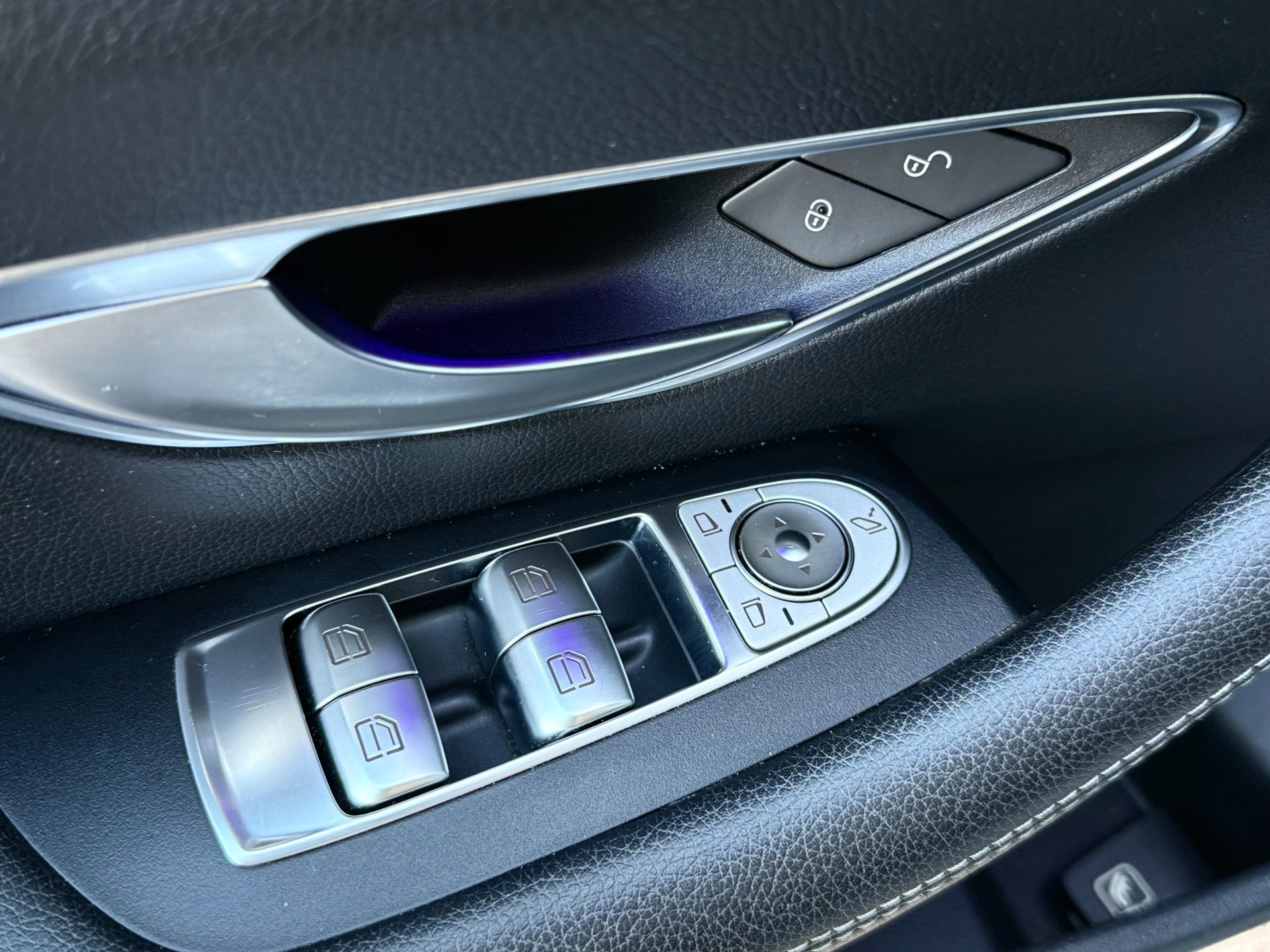 Foto van Mercedes-Benz E 300