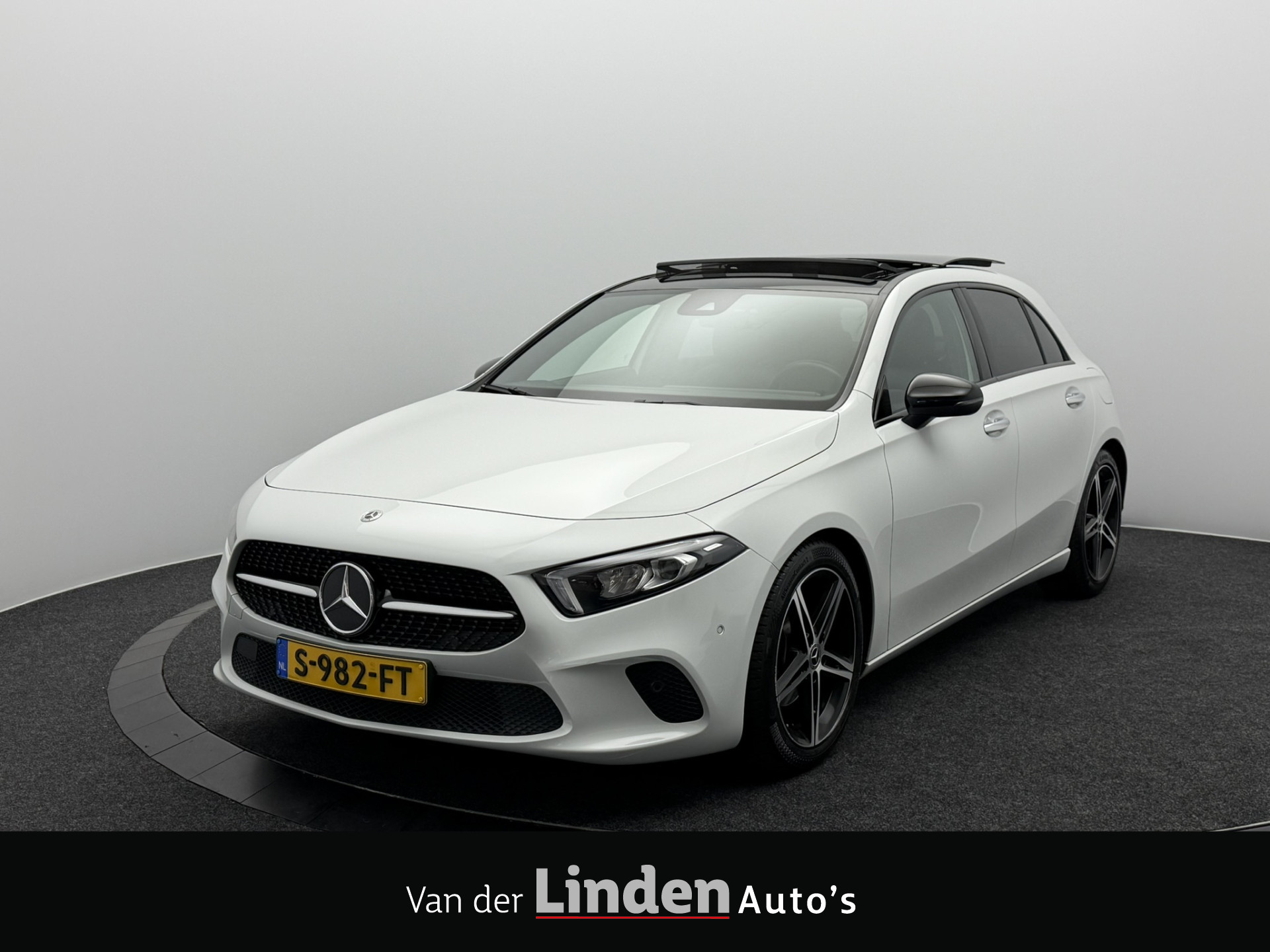 Mercedes-Benz A 180 180 Premium Plus | Panoramadak | Sfeerverlichting | Full-Led | Camera | Carplay&Android 2023 - voorkant