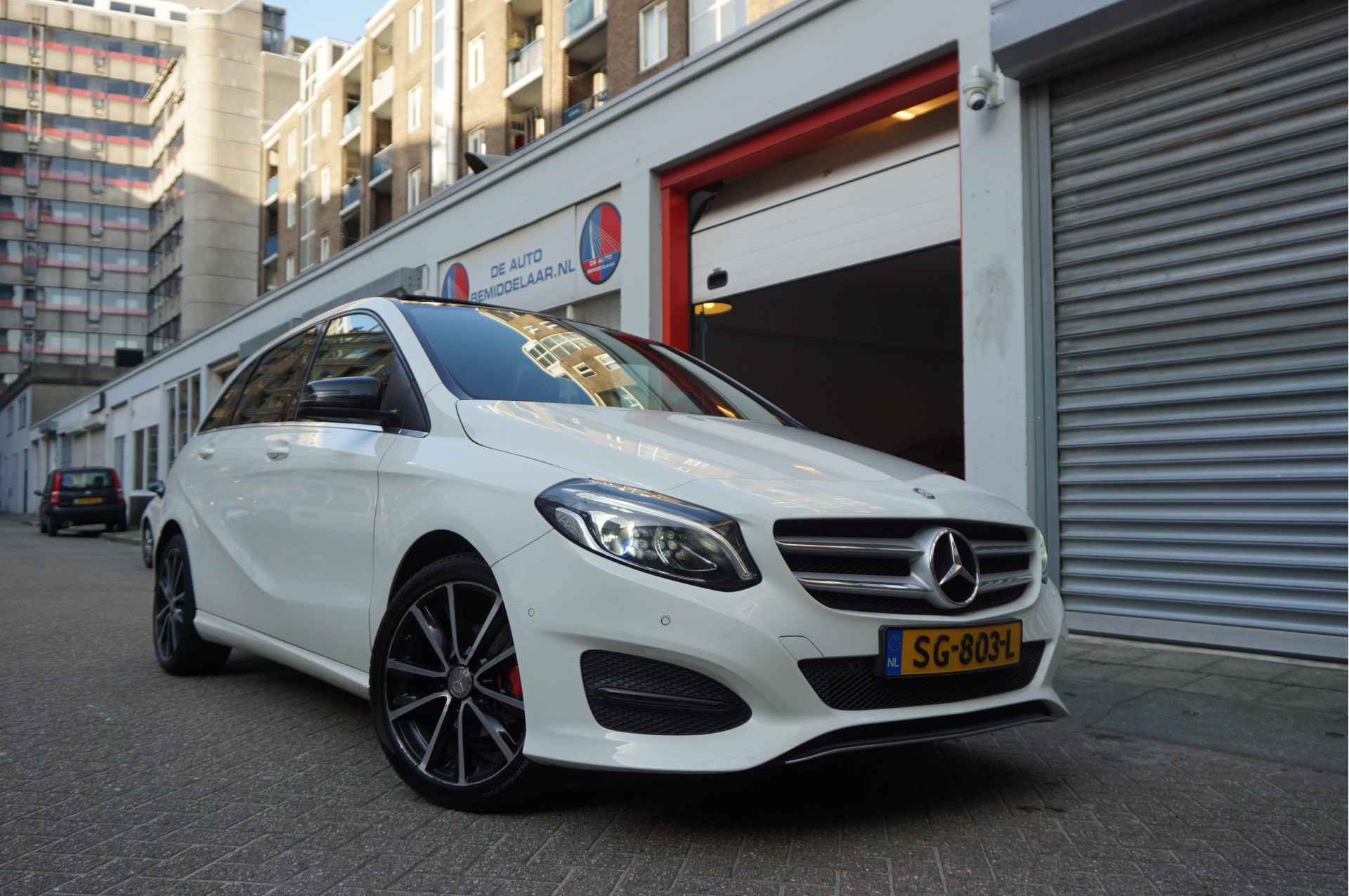 Mercedes-Benz B 180 CDI 180 d Prestige Night | Panoramadak | Trekhaak | Leer + memory + stoelverwarming | 2015 - voorkant