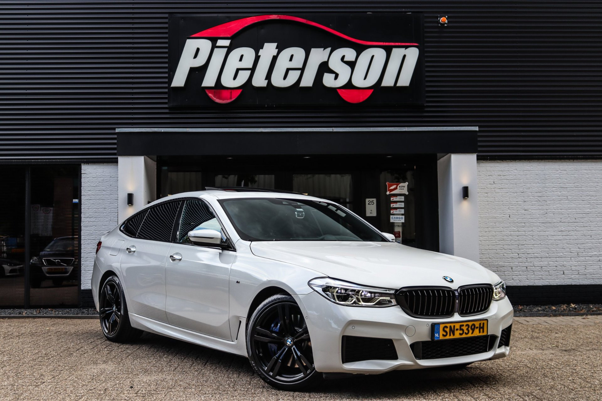 BMW 630i 630i GT M-Pakket PANO DEALER OH H&K 2018 - voorkant