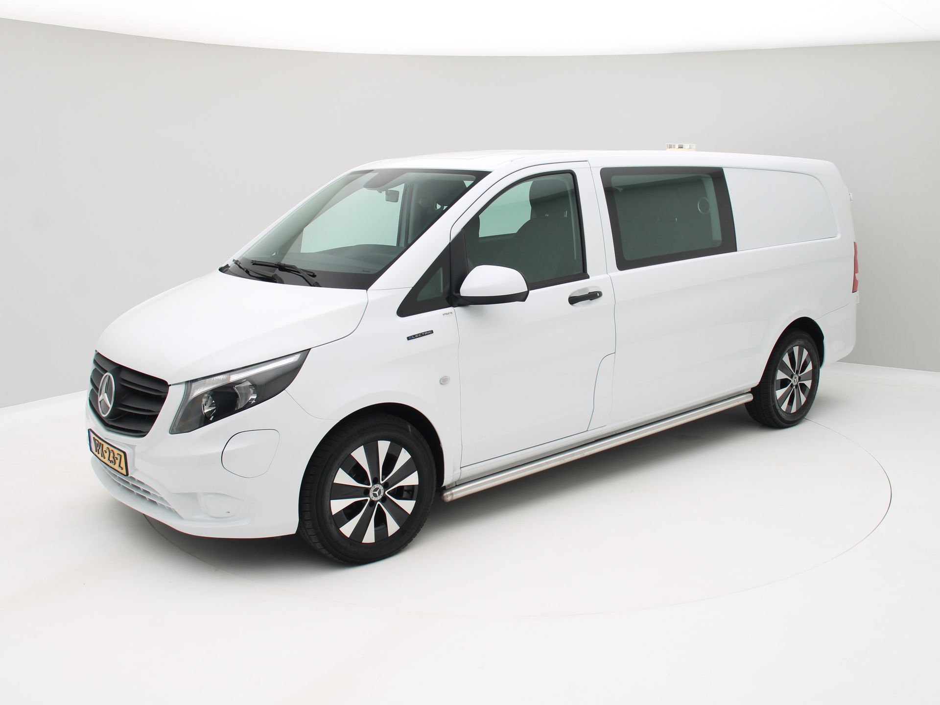 Mercedes-Benz Evito Tourer eVito Extra Lang Dubb.Cab. / 90 kWh / 204pk / 361KM WLTP / Excl.btw. / Origineel NL 2022 - voorkant