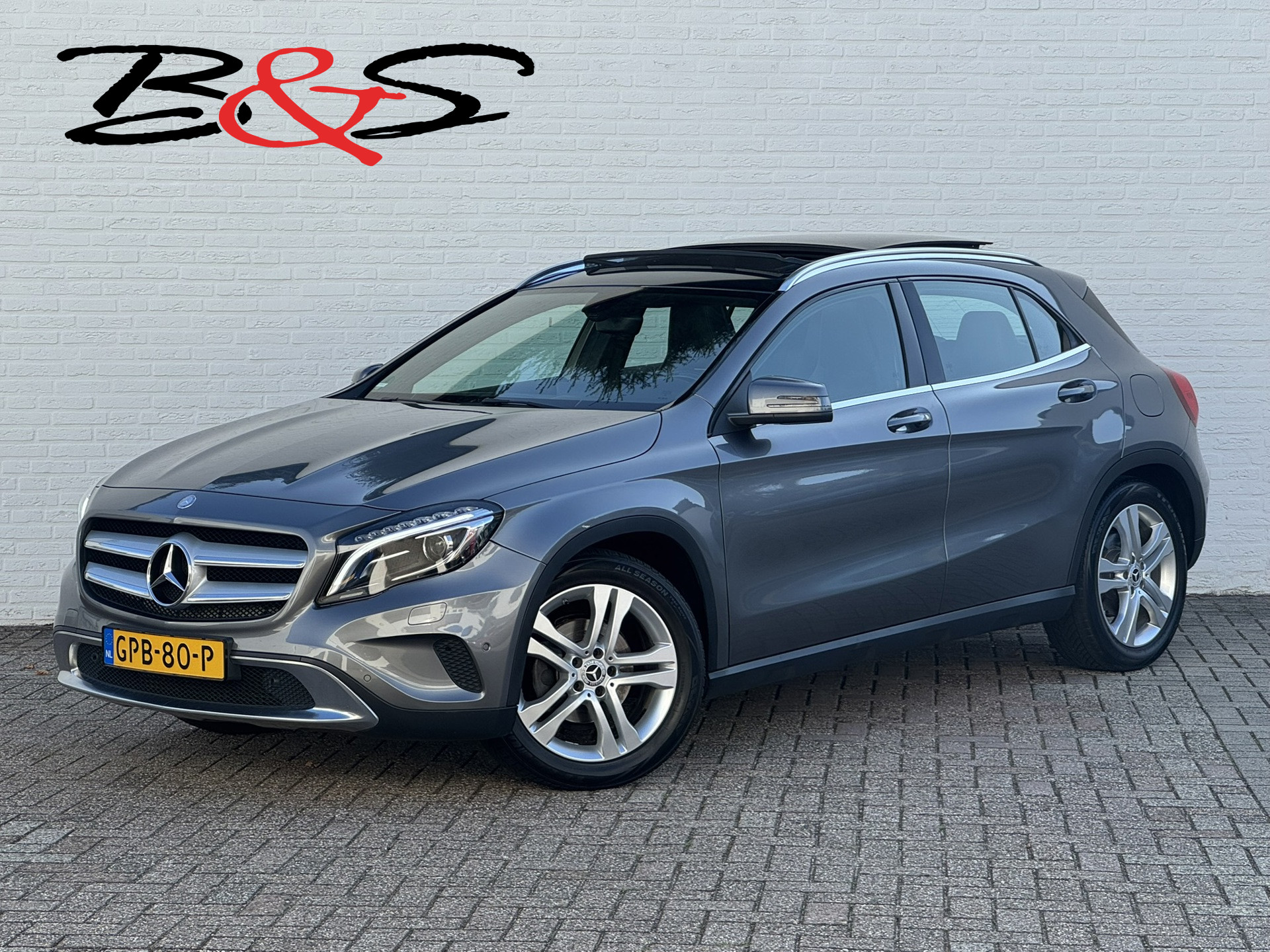 Mercedes-Benz Gla 200 200 Edition Trekhaak Panorama dak Automaat Cruise Clima Led verlichting 2014 - voorkant