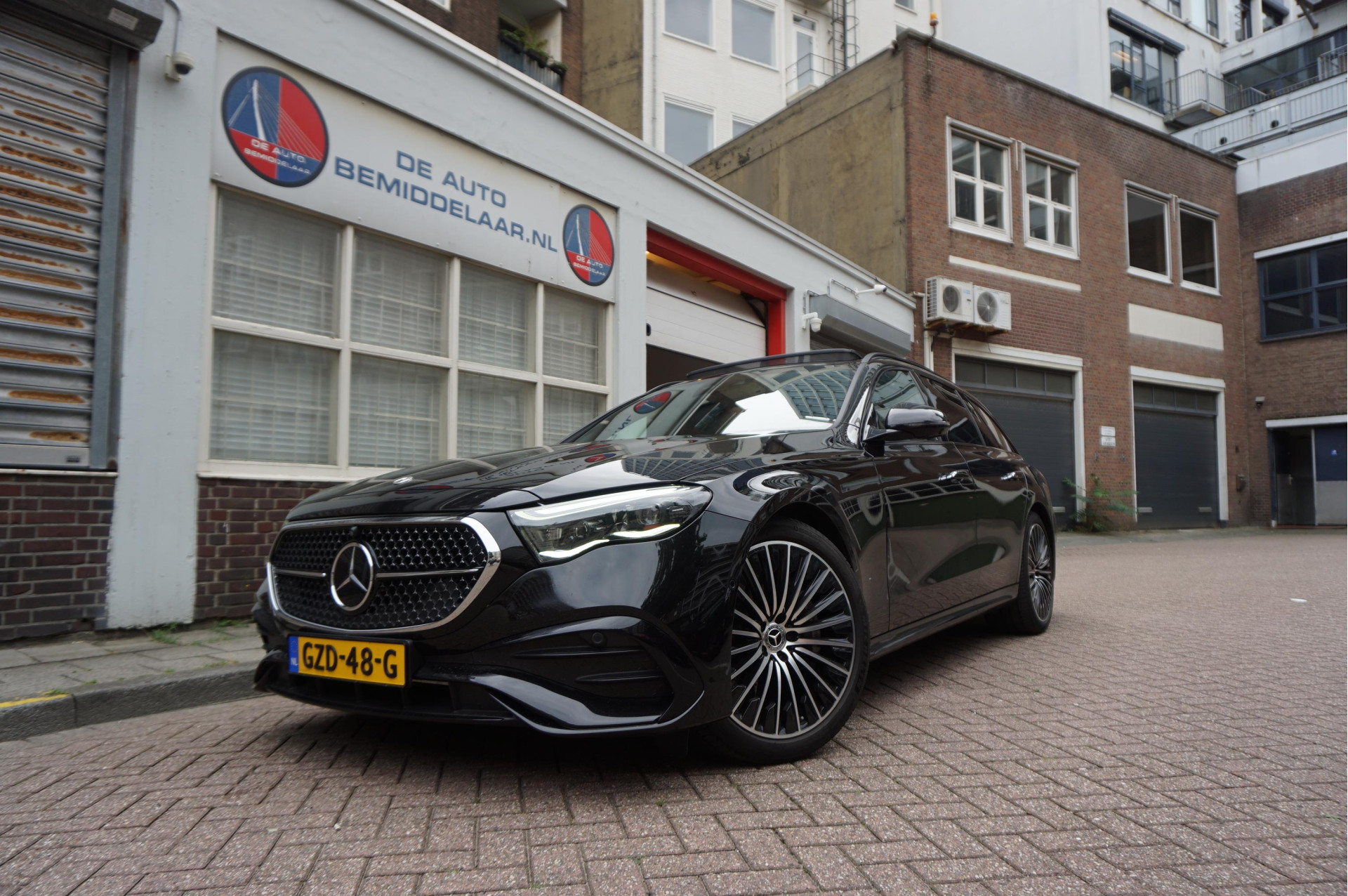 Mercedes-Benz E-klasse Estate 300 e AMG Line Premium Plus Airmatic | Hyperscreen | Trekhaak | Pano | Adaptive + Lane | 2024 - voorkant