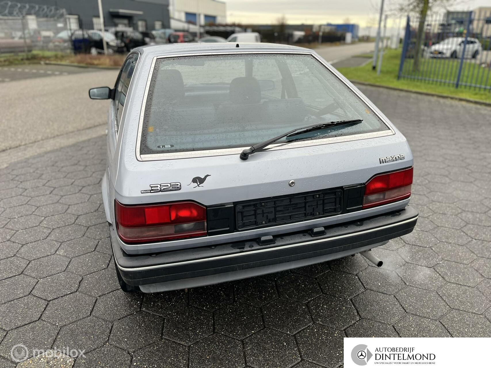 Foto van Mazda 323