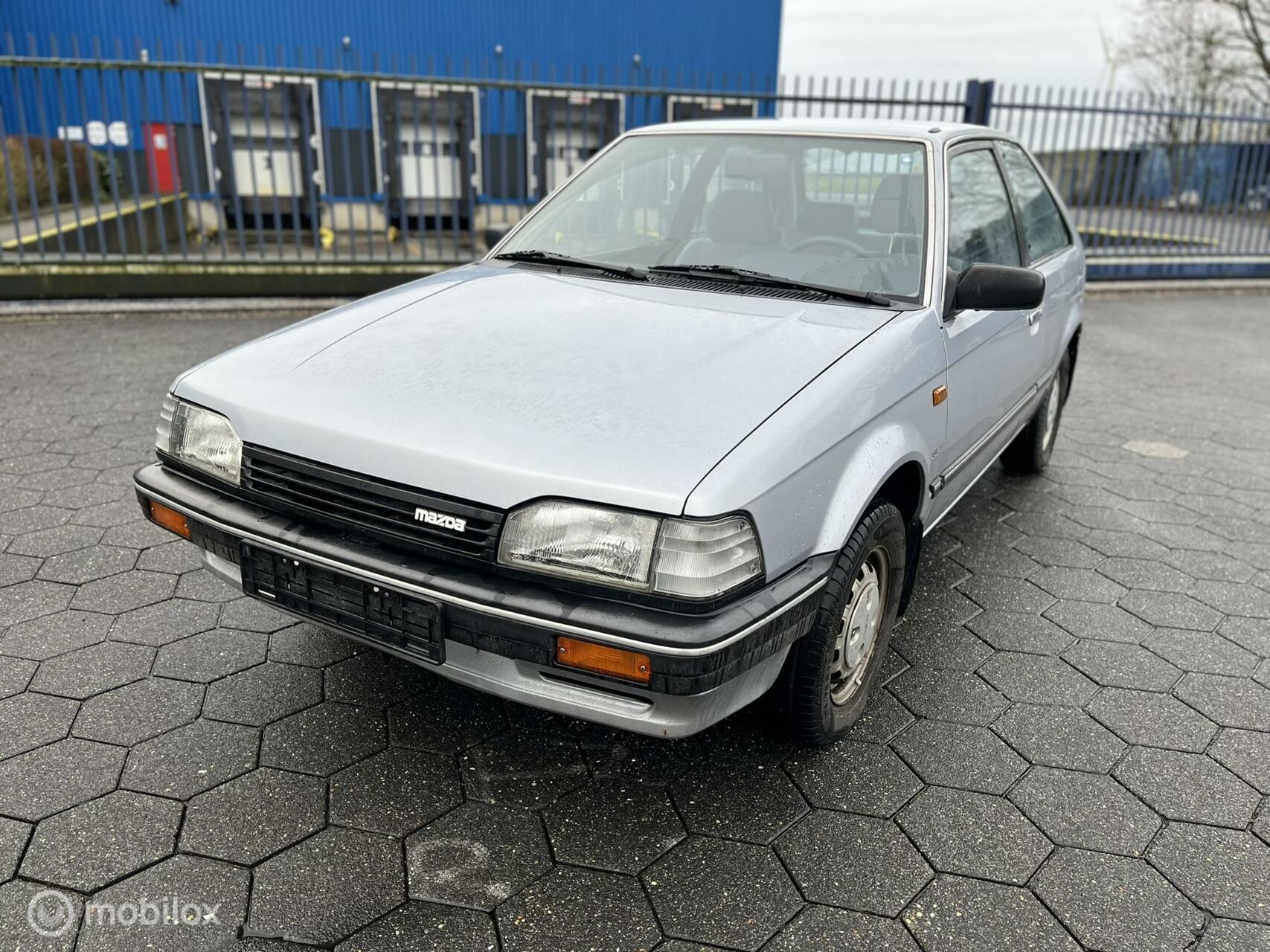 Foto van Mazda 323