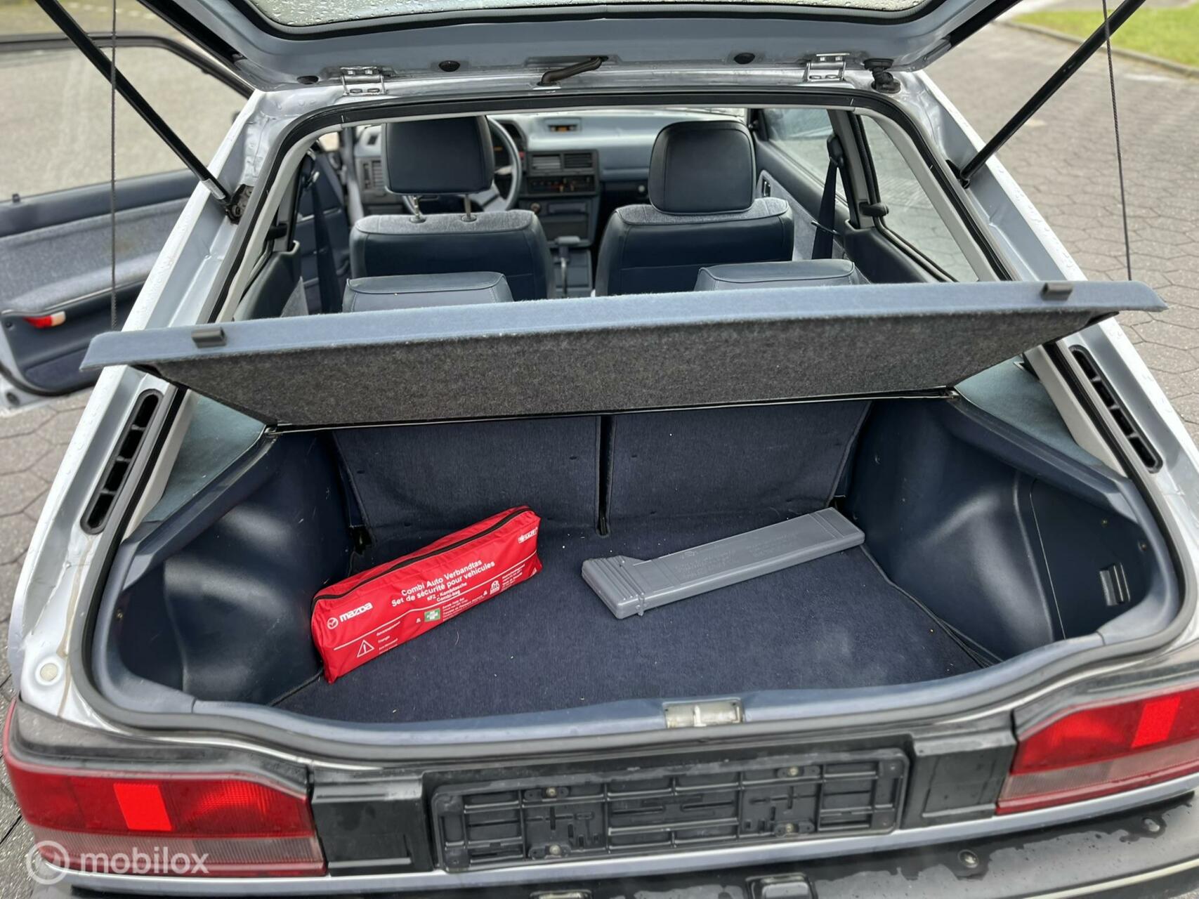Foto van Mazda 323