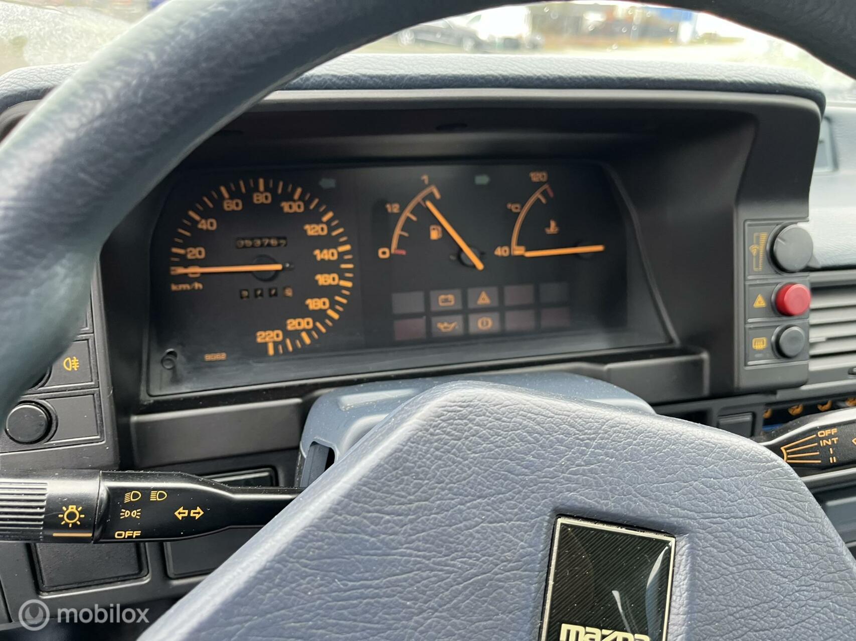 Foto van Mazda 323