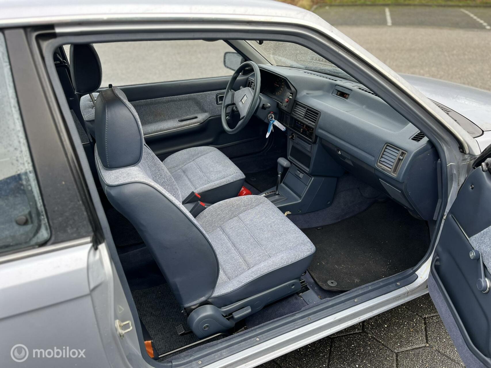 Foto van Mazda 323