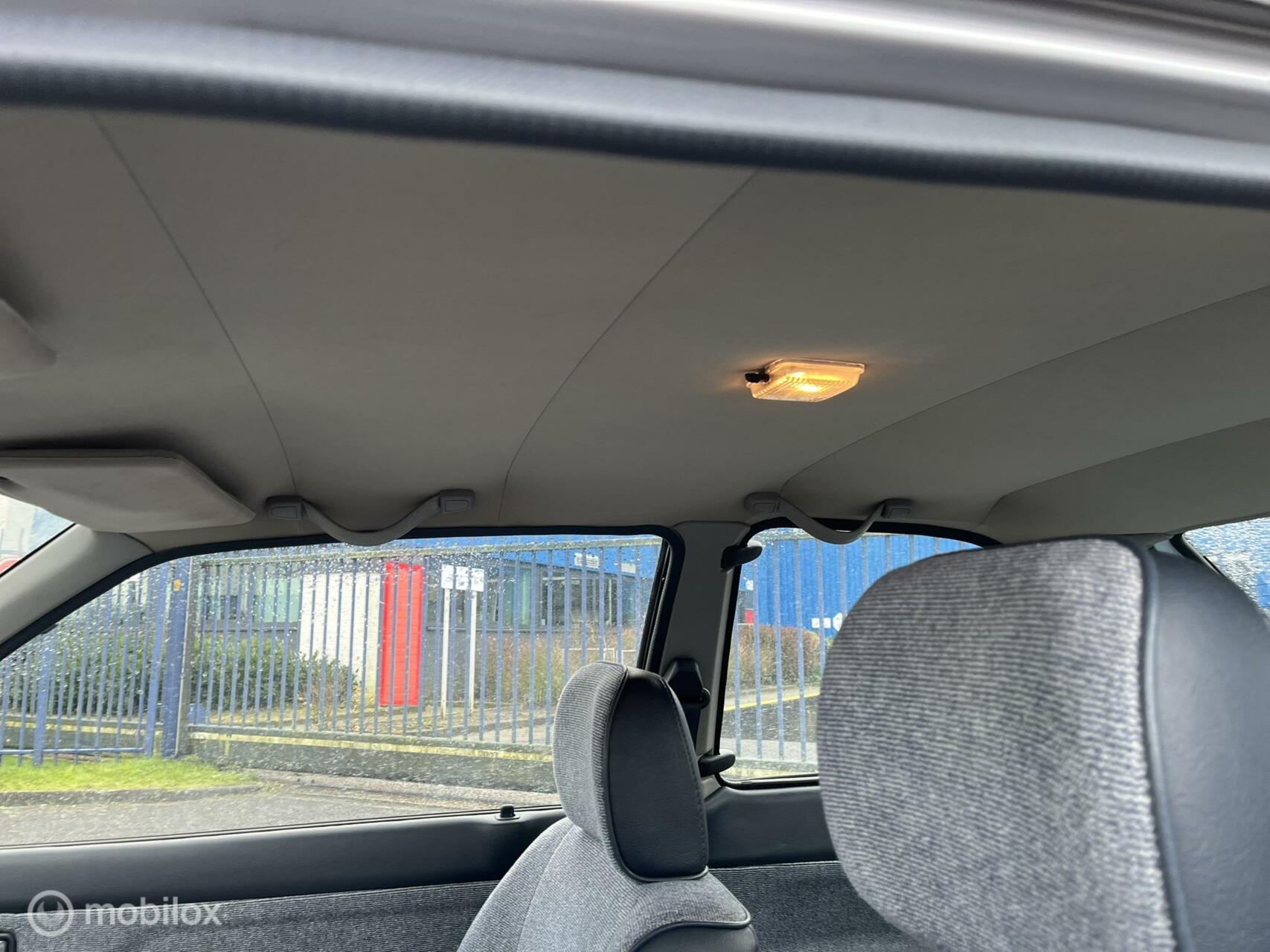 Foto van Mazda 323