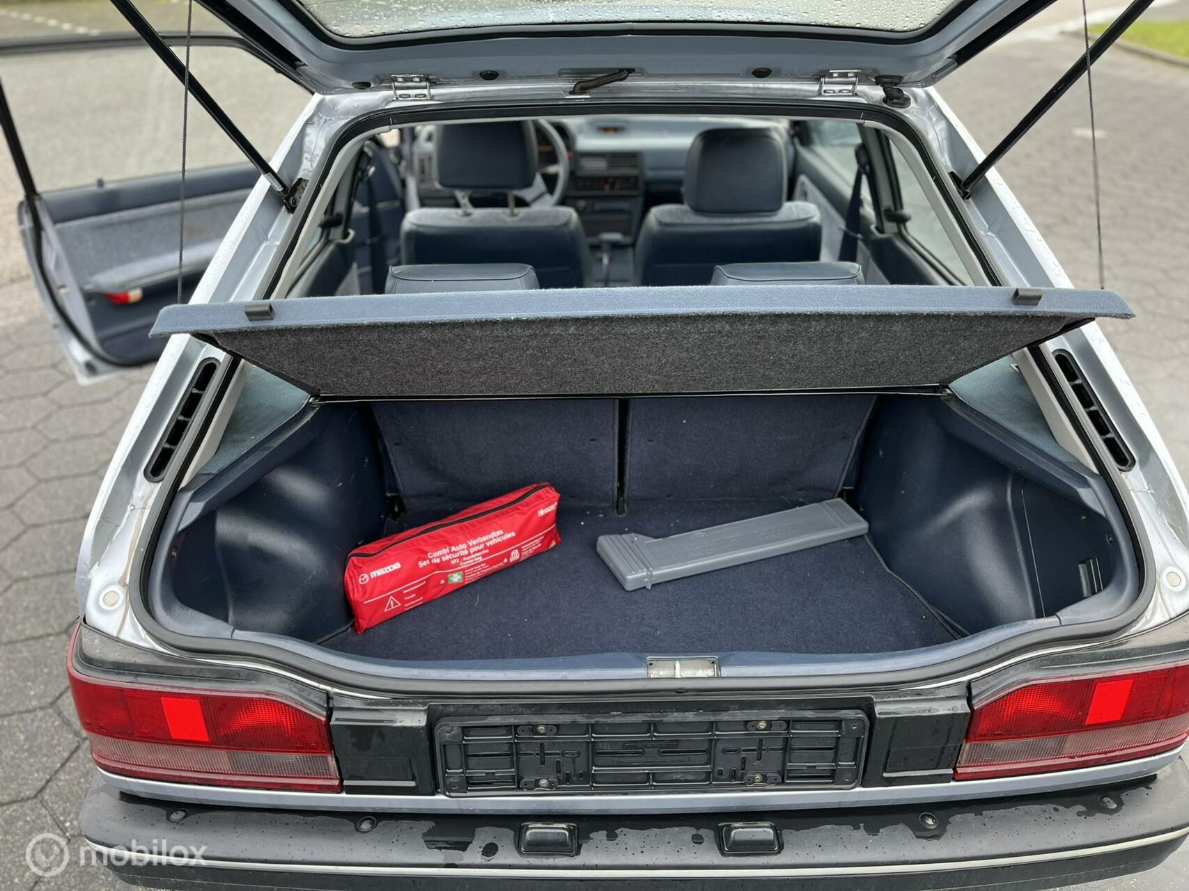 Foto van Mazda 323