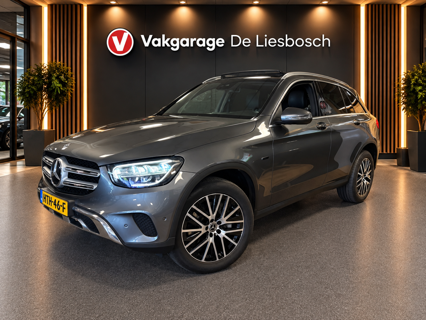 Mercedes-Benz GLC 300 E 4Matic 300e 4MATIC Premium Plus / trekhaak / sfeer verlichting / panorama-dak / virtual 2020 - voorkant