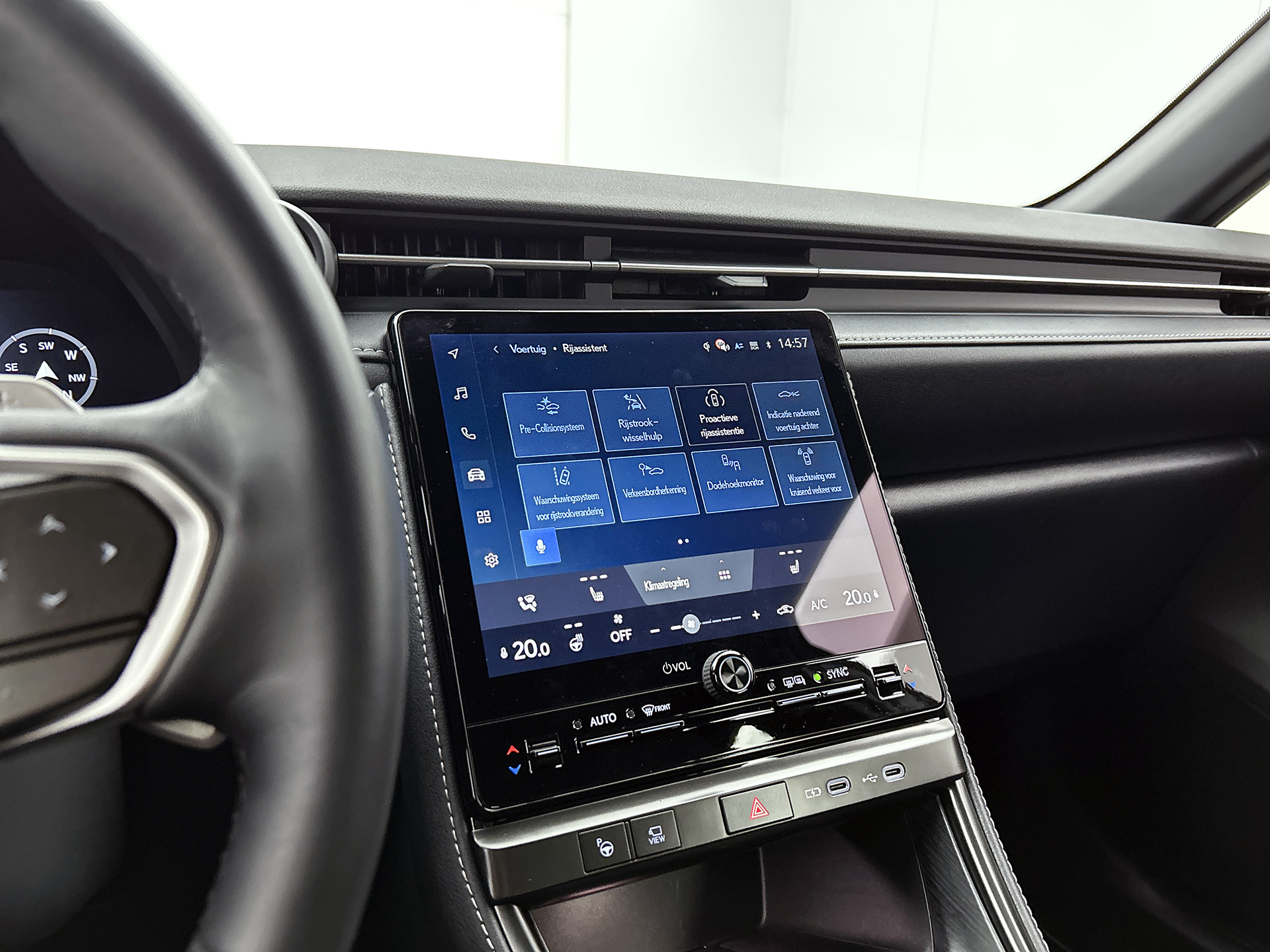 Foto van Lexus Lexus LBX