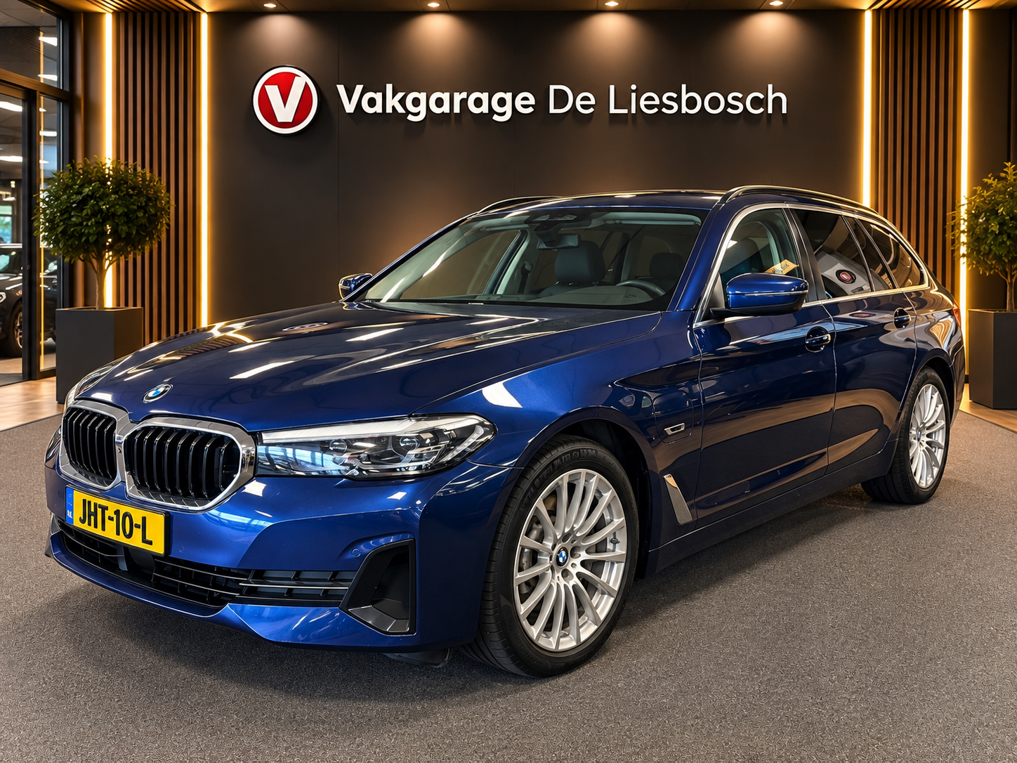 BMW 5-serie Touring 530e Business Edition Plus / trekhaak / Leder / pdc / 360 camera 2022 - voorkant