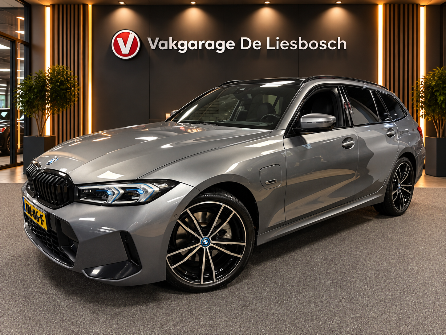 BMW 330e xDrive 330e xDrive M-pakket facelift / Panorama-dak / head-up / 360 camera / Harman-Kardon 2023 - voorkant