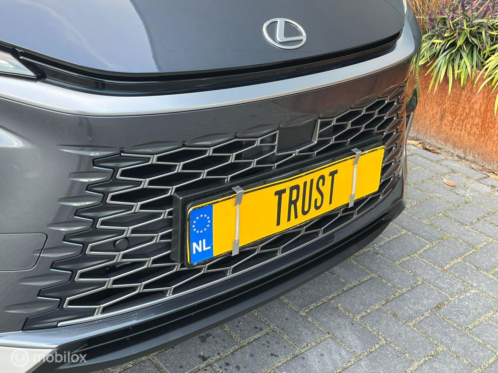 Foto van Lexus LBX