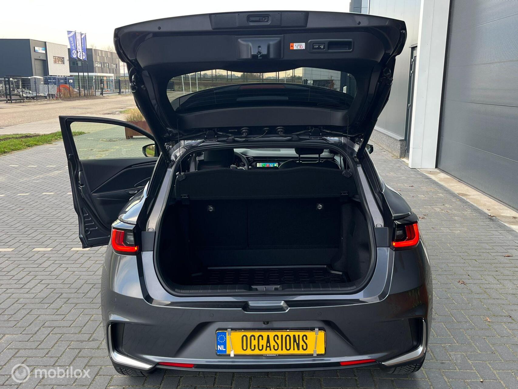 Foto van Lexus LBX