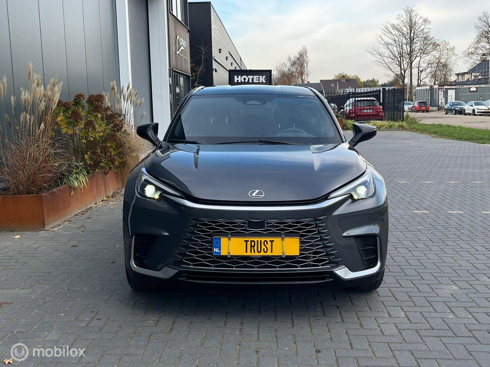 Foto van Lexus LBX