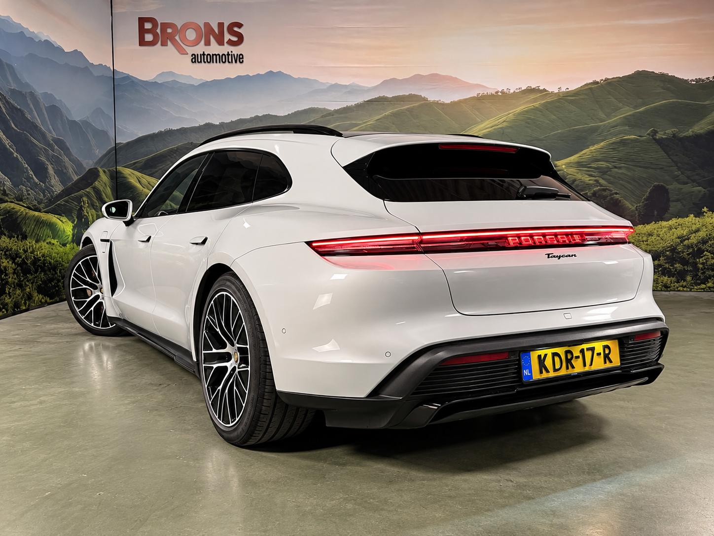 Foto van Porsche Taycan Sport Turismo