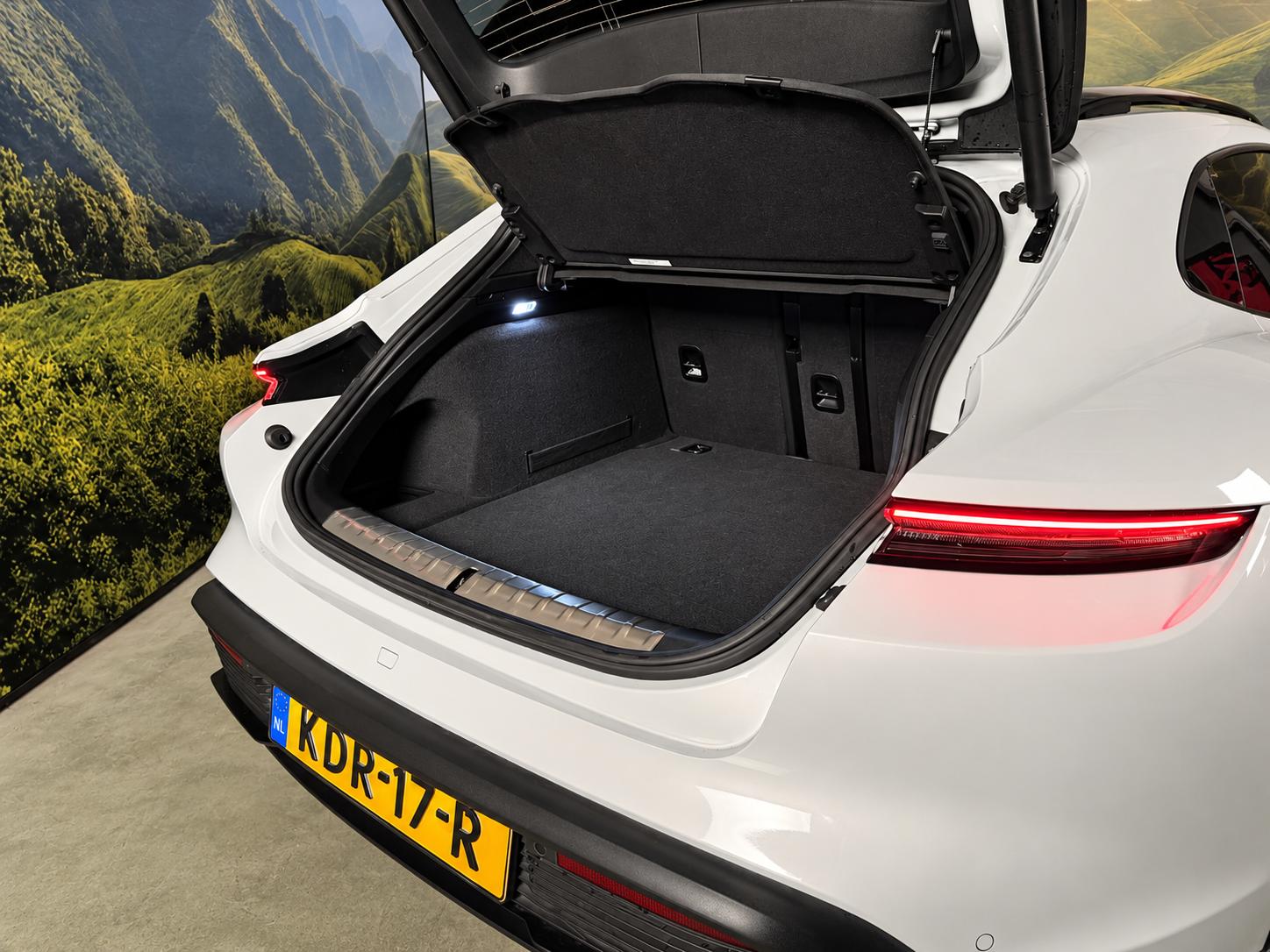 Foto van Porsche Taycan Sport Turismo