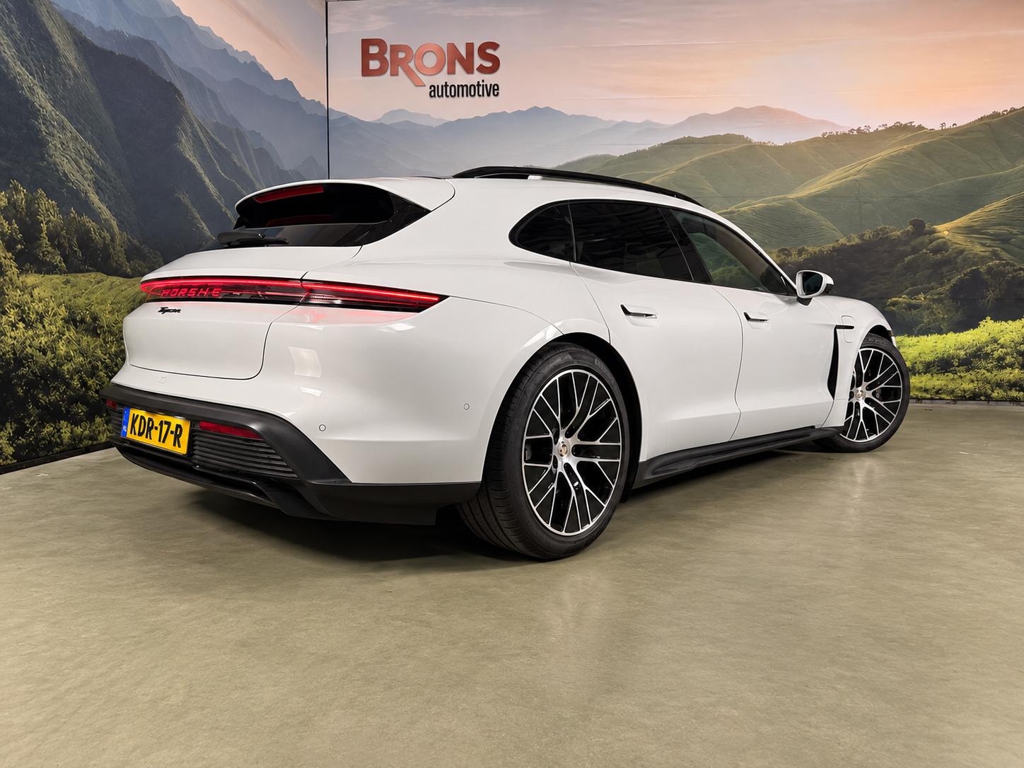 Foto van Porsche Taycan Sport Turismo