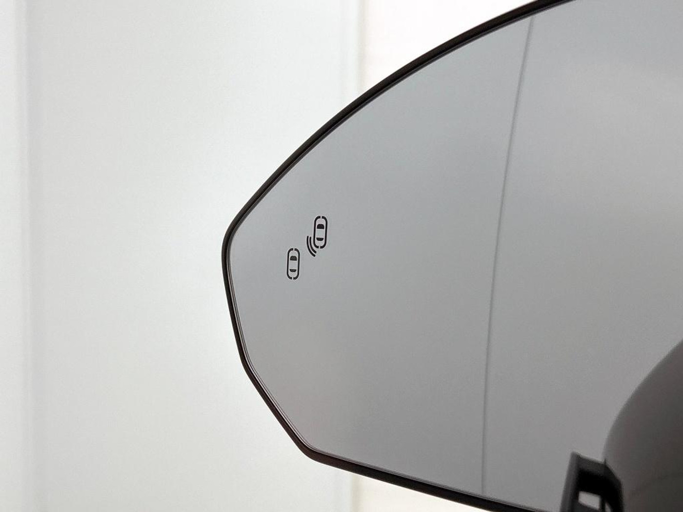 Foto van LYNK & Co 08