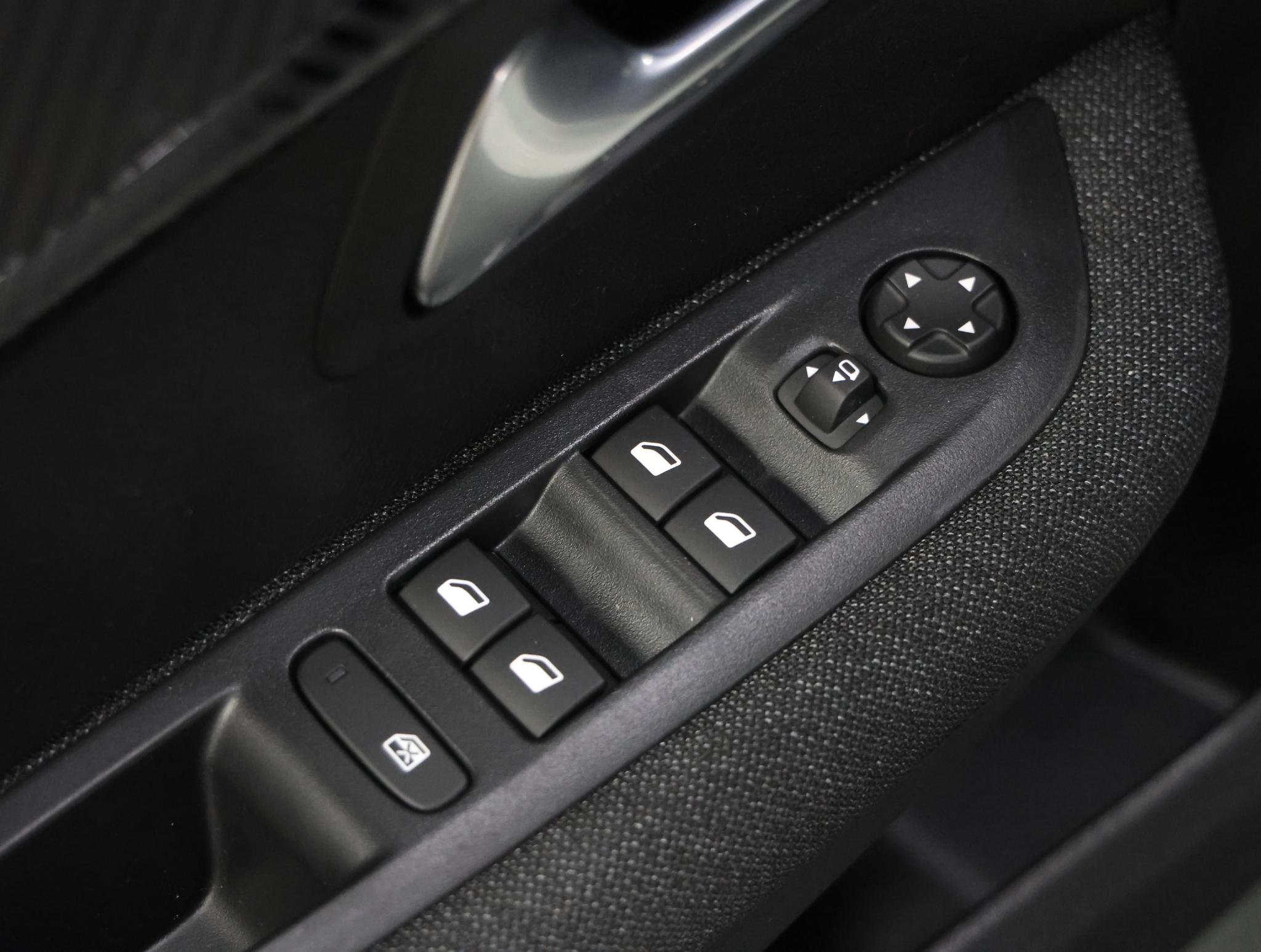 Foto van Peugeot E-208