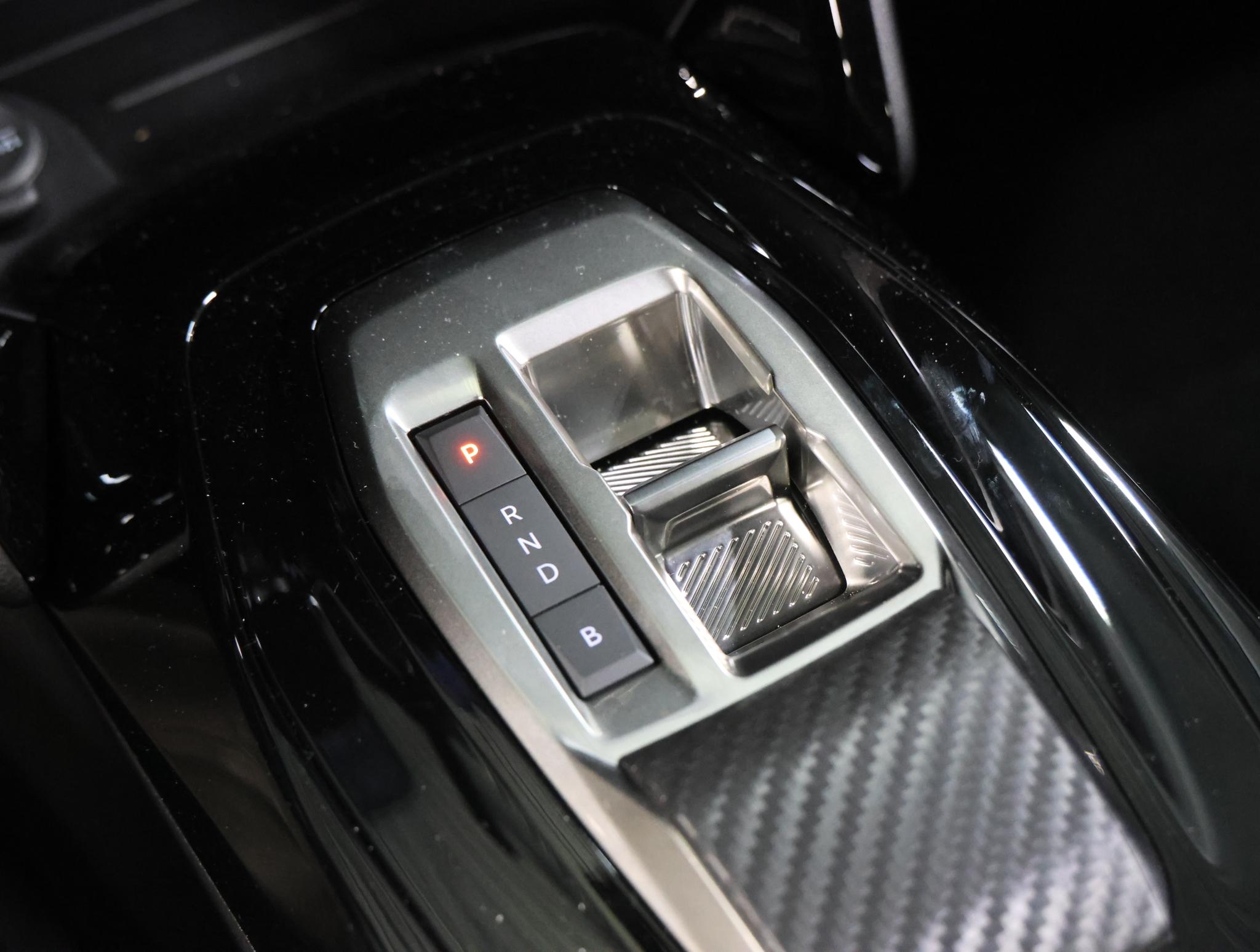 Foto van Peugeot E-208